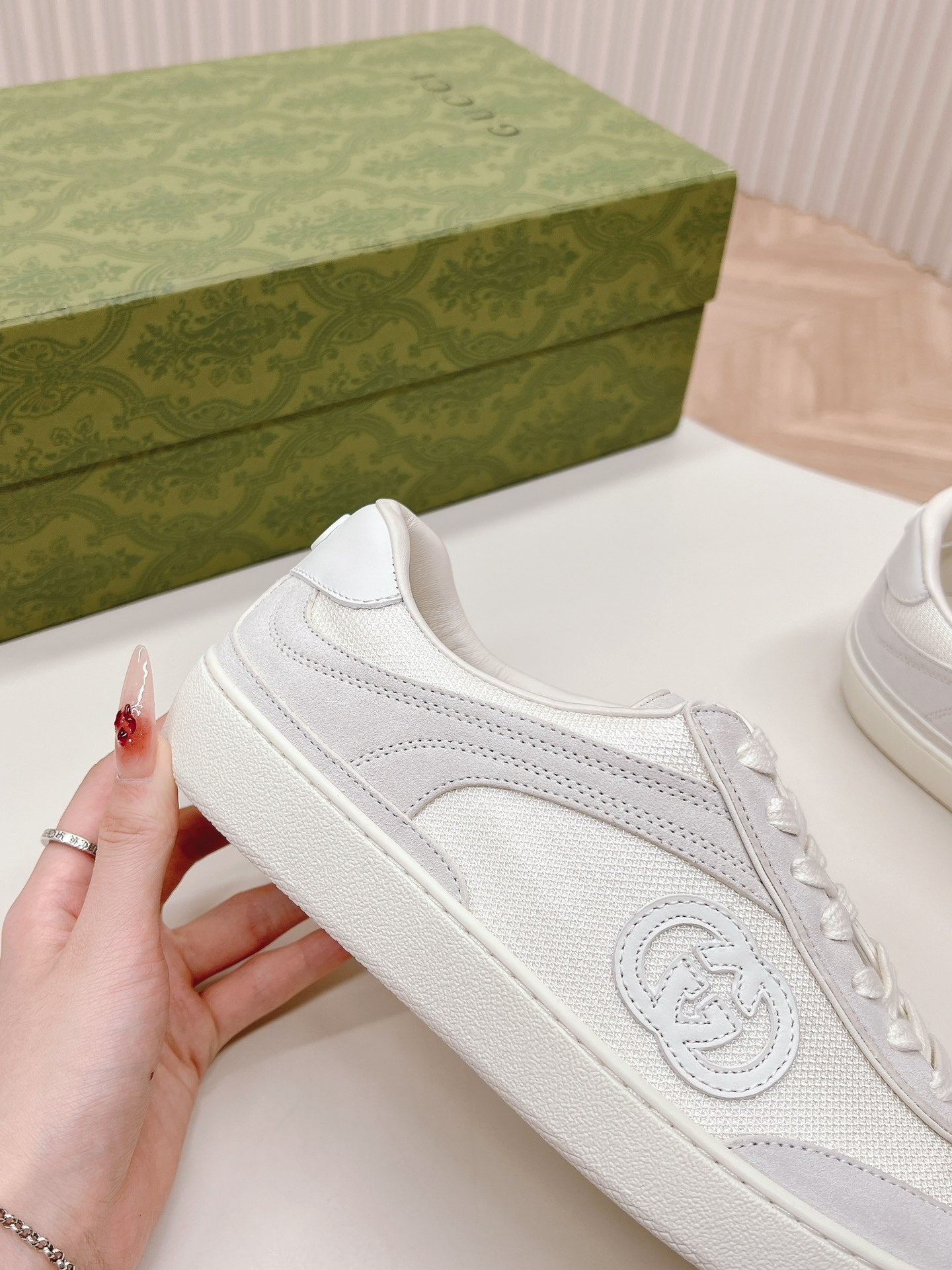 GUCCI SNEAKER WITH INTERLOCKING G IN WHITE SUEDE AND MESH