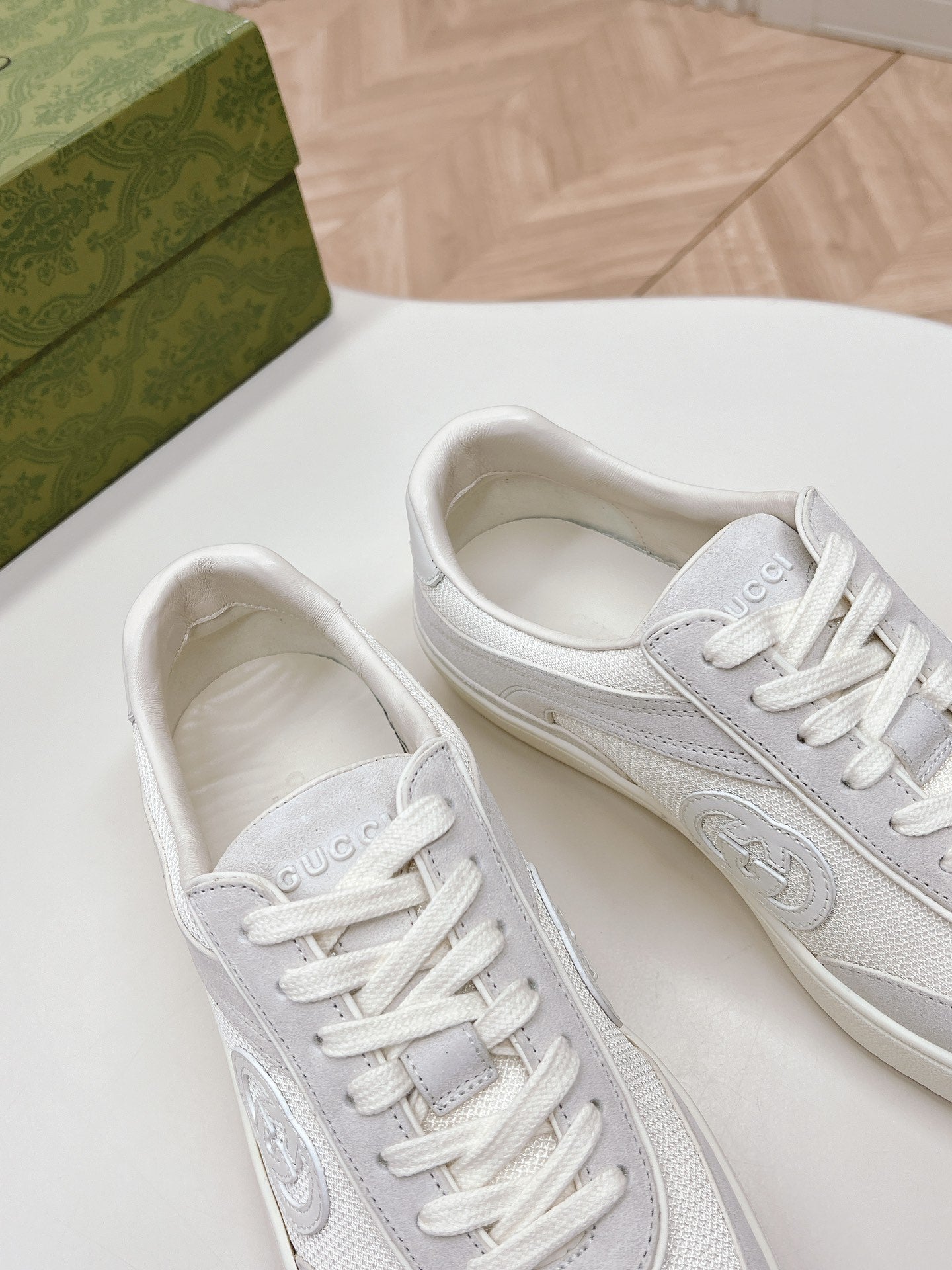 GUCCI SNEAKER WITH INTERLOCKING G IN WHITE SUEDE AND MESH