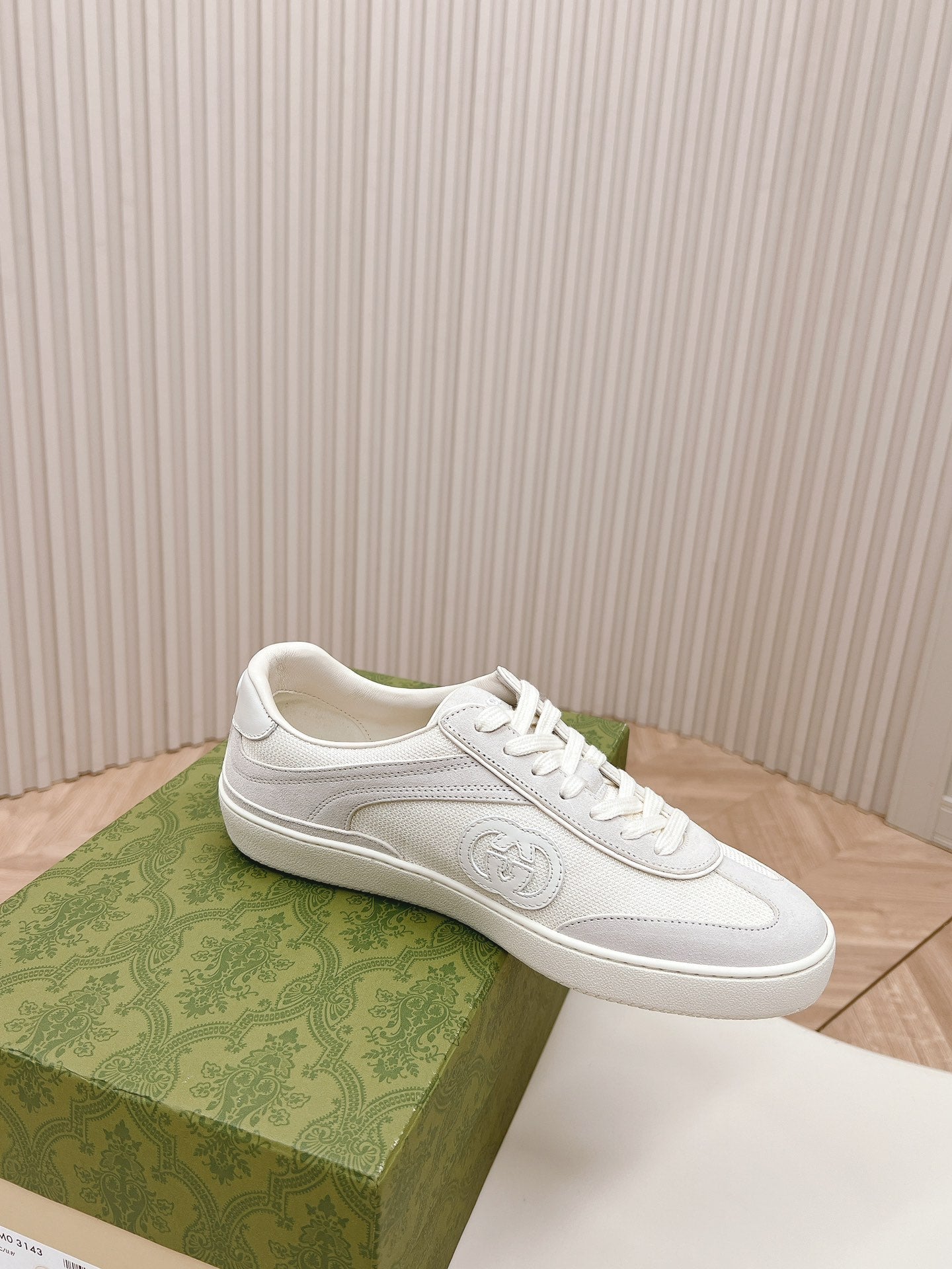 GUCCI SNEAKER WITH INTERLOCKING G IN WHITE SUEDE AND MESH