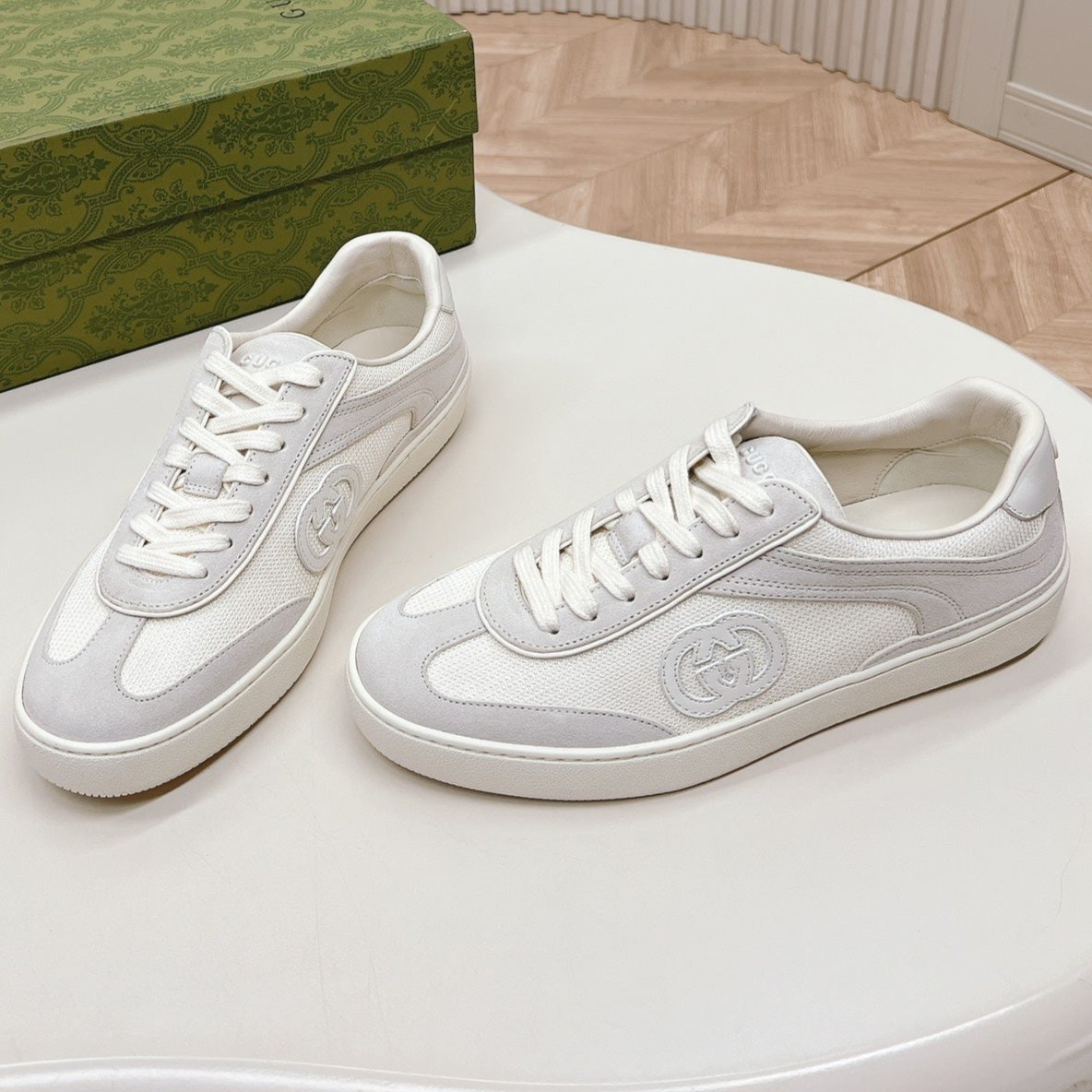 GUCCI SNEAKER WITH INTERLOCKING G IN WHITE SUEDE AND MESH