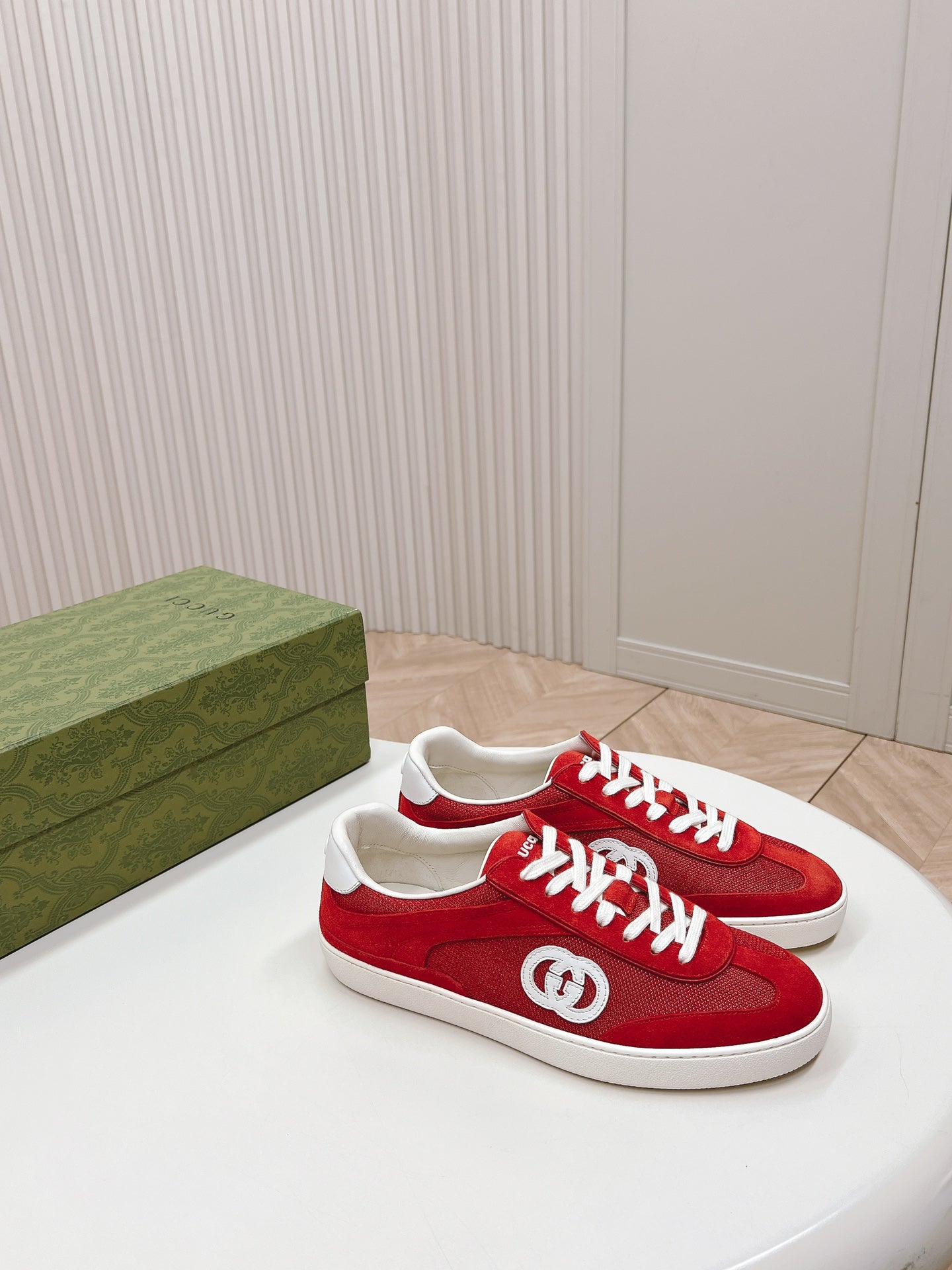 GUCCI SNEAKER WITH INTERLOCKING G IN CHERRY RED SUEDE AND MESH