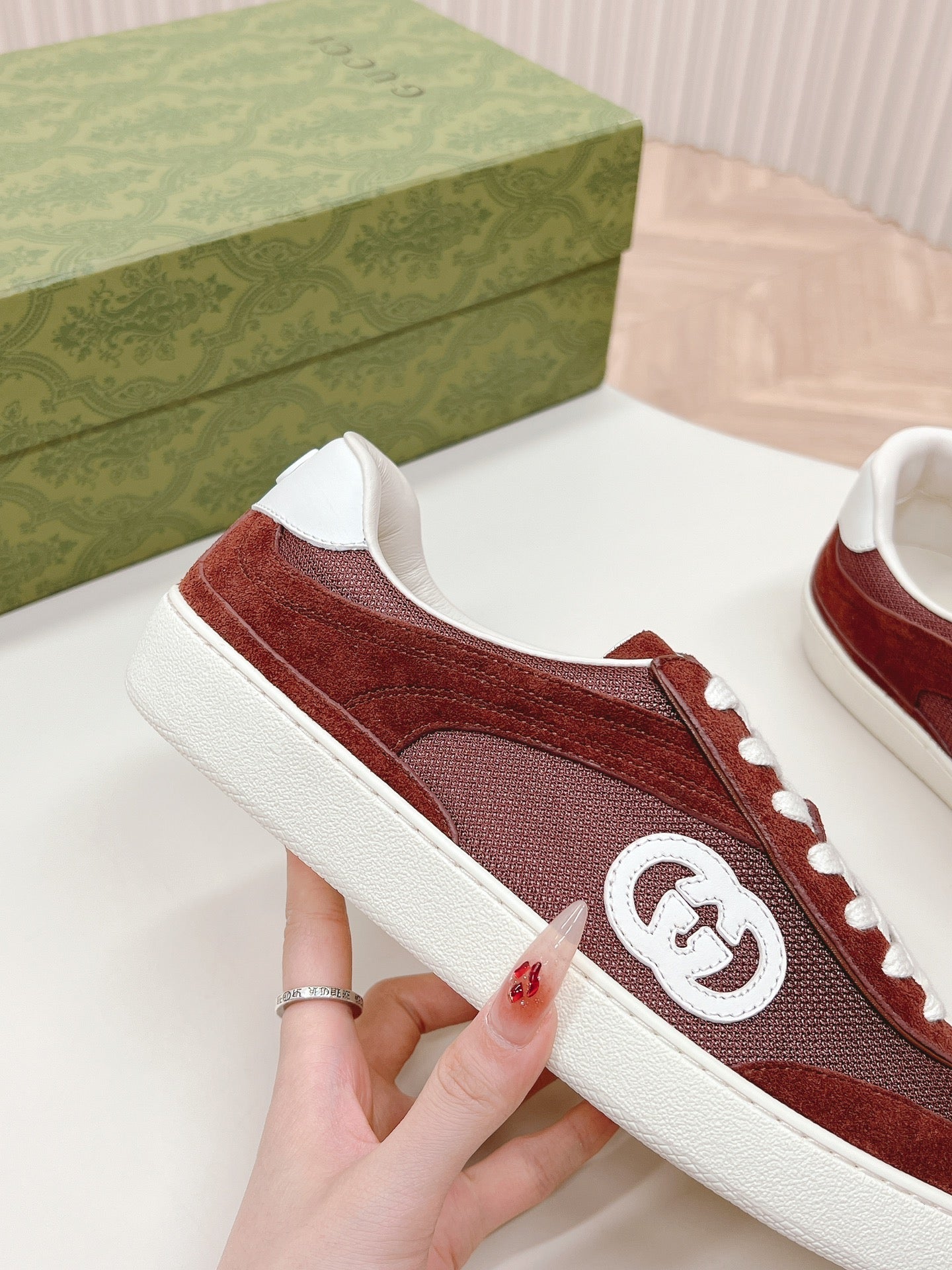 GUCCI SNEAKER WITH INTERLOCKING G IN GARNET RED SUEDE AND MESH
