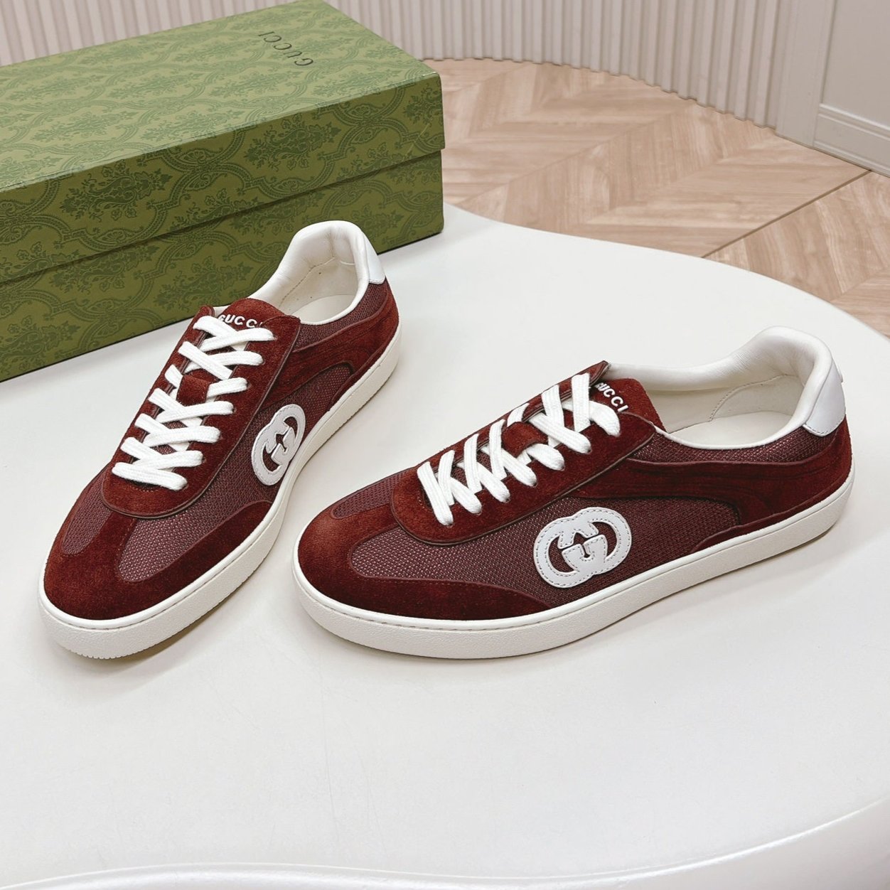 GUCCI SNEAKER WITH INTERLOCKING G IN GARNET RED SUEDE AND MESH