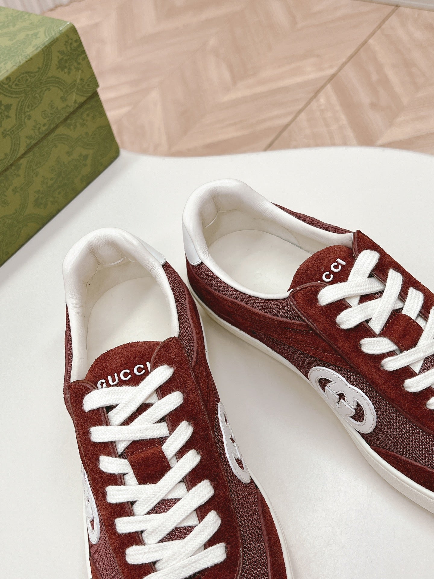 GUCCI SNEAKER WITH INTERLOCKING G IN GARNET RED SUEDE AND MESH
