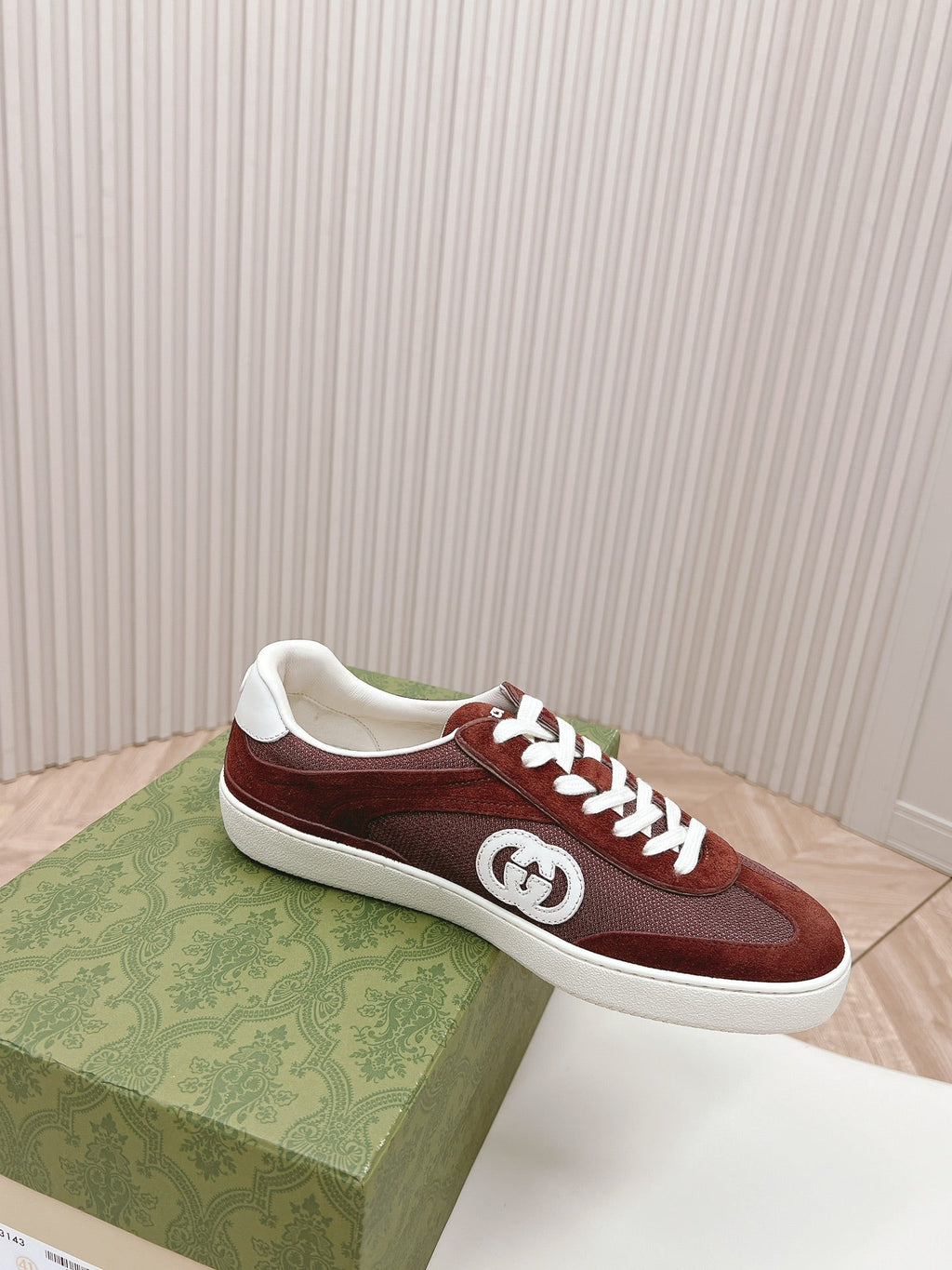 GUCCI SNEAKER WITH INTERLOCKING G IN GARNET RED SUEDE AND MESH