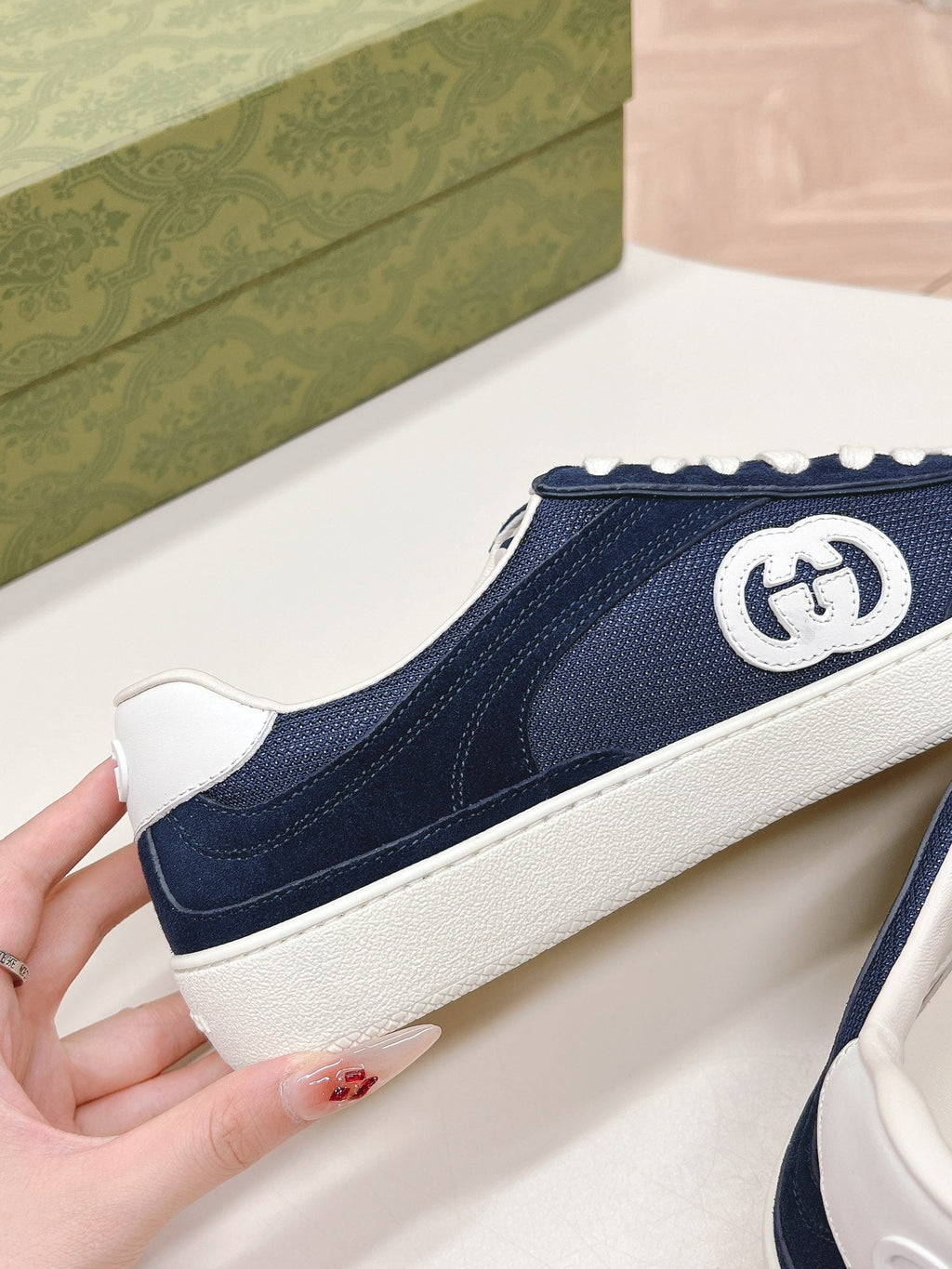 GUCCI SNEAKER WITH INTERLOCKING G IN SPACE BLUE SUEDE AND MESH