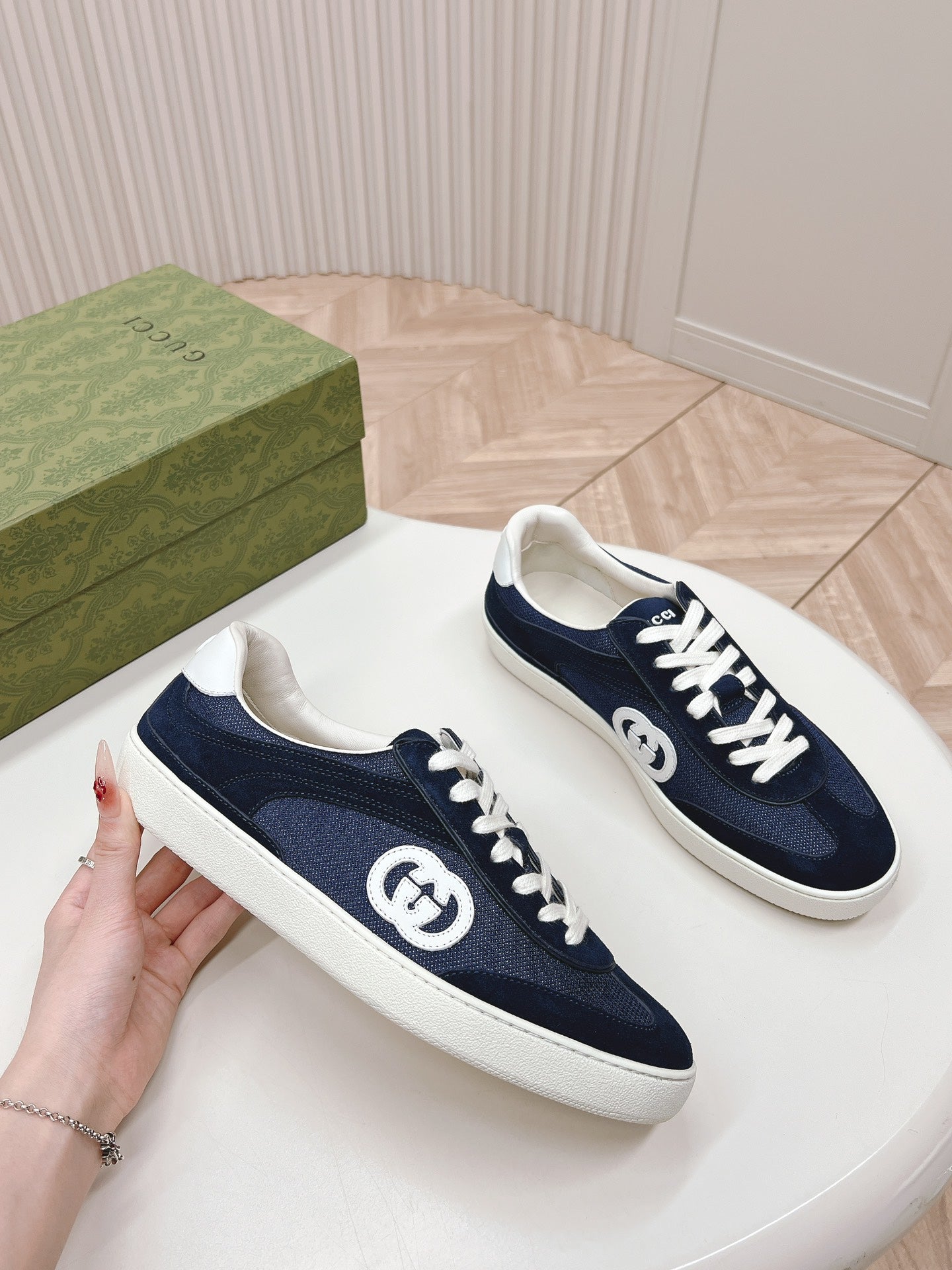 GUCCI SNEAKER WITH INTERLOCKING G IN SPACE BLUE SUEDE AND MESH