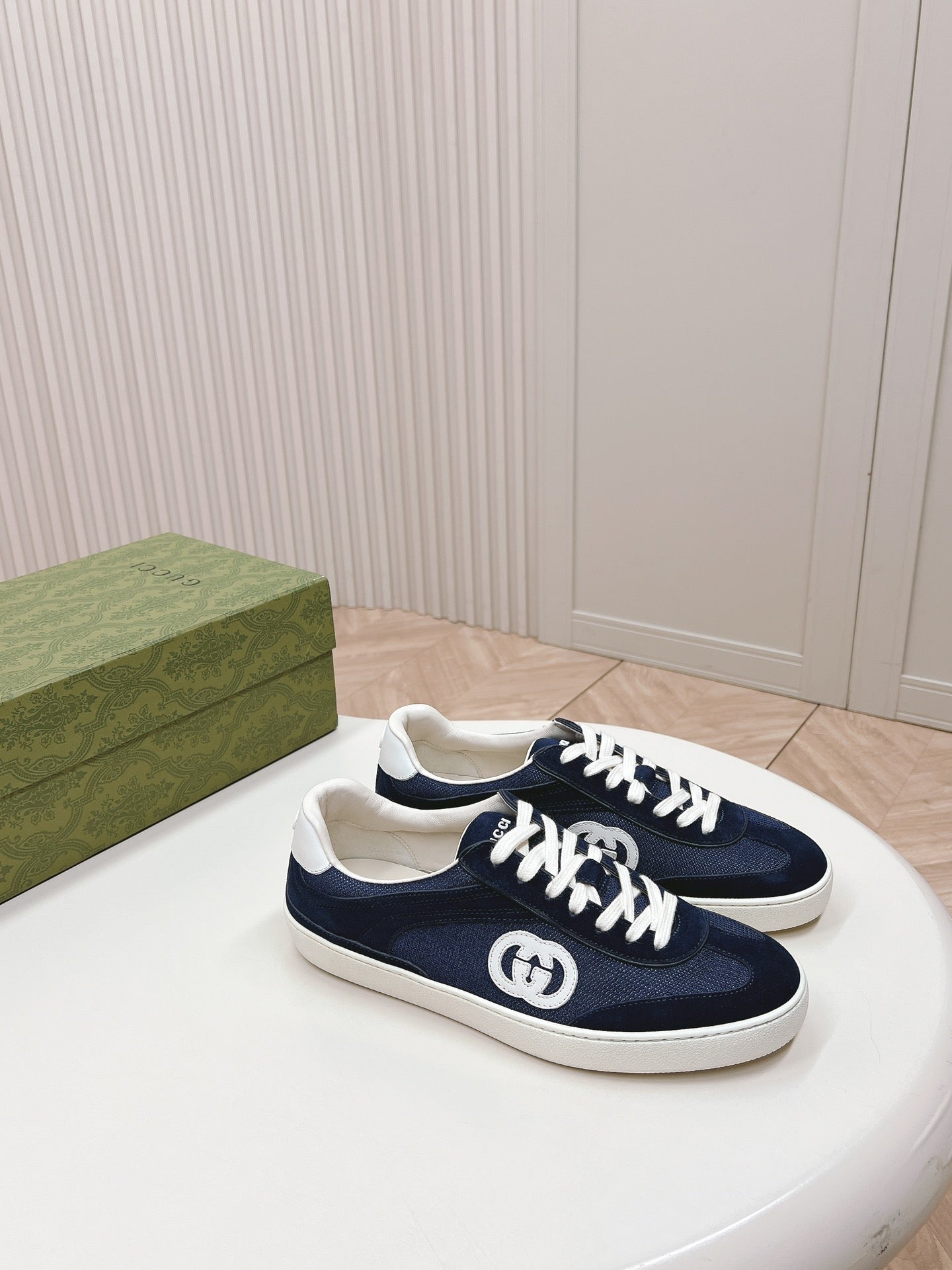GUCCI SNEAKER WITH INTERLOCKING G IN SPACE BLUE SUEDE AND MESH