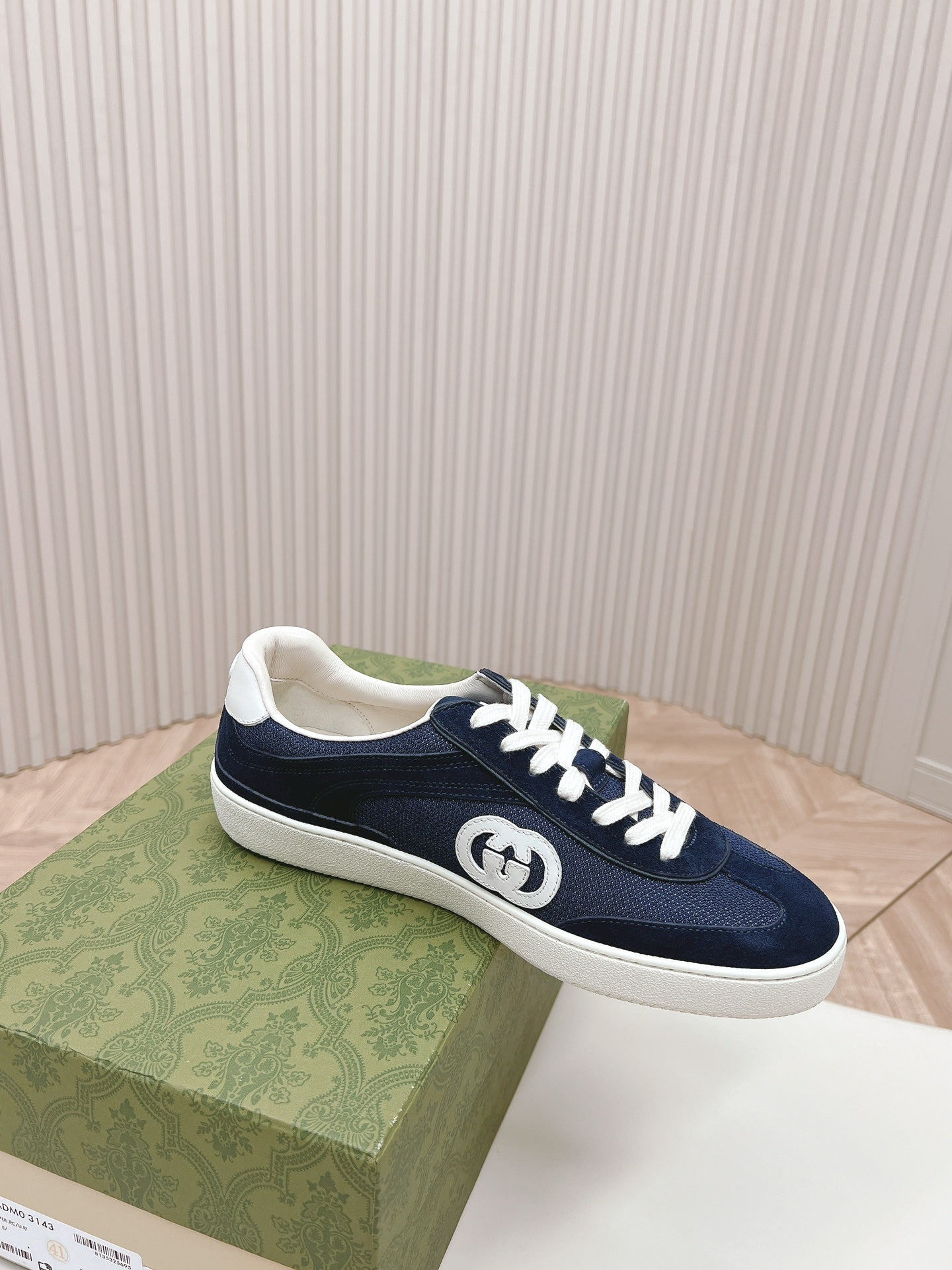 GUCCI SNEAKER WITH INTERLOCKING G IN SPACE BLUE SUEDE AND MESH