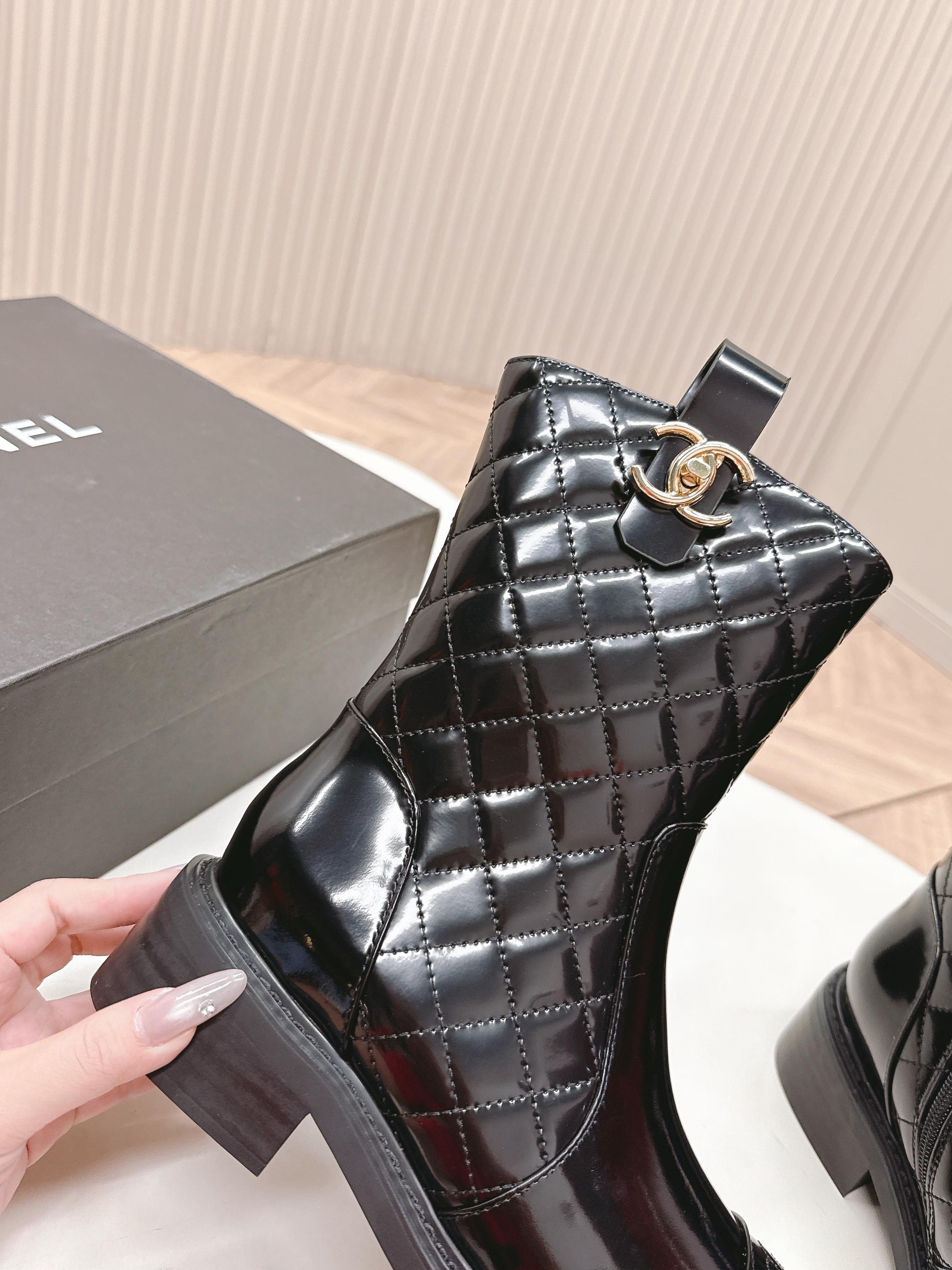CHANEL ANKLE BOOTS 25S IN BLACK GLOSSY LAMBSKIN WITH GOLD HARDWARE