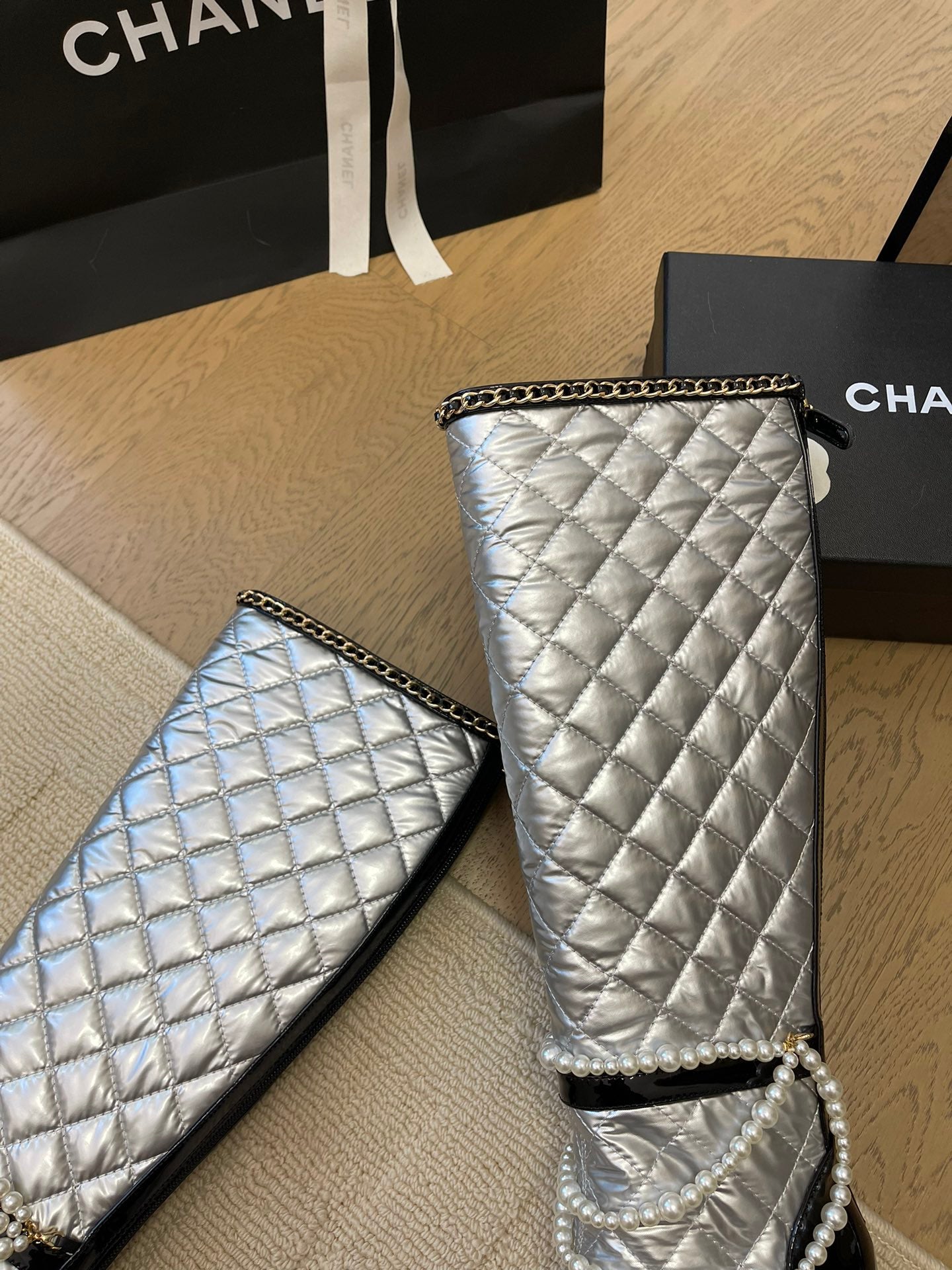CHANEL KNEE HIGH BOOTS 8 CM IN SILVER MIX BLACK CALFSKIN WITH PEARL CHAIN