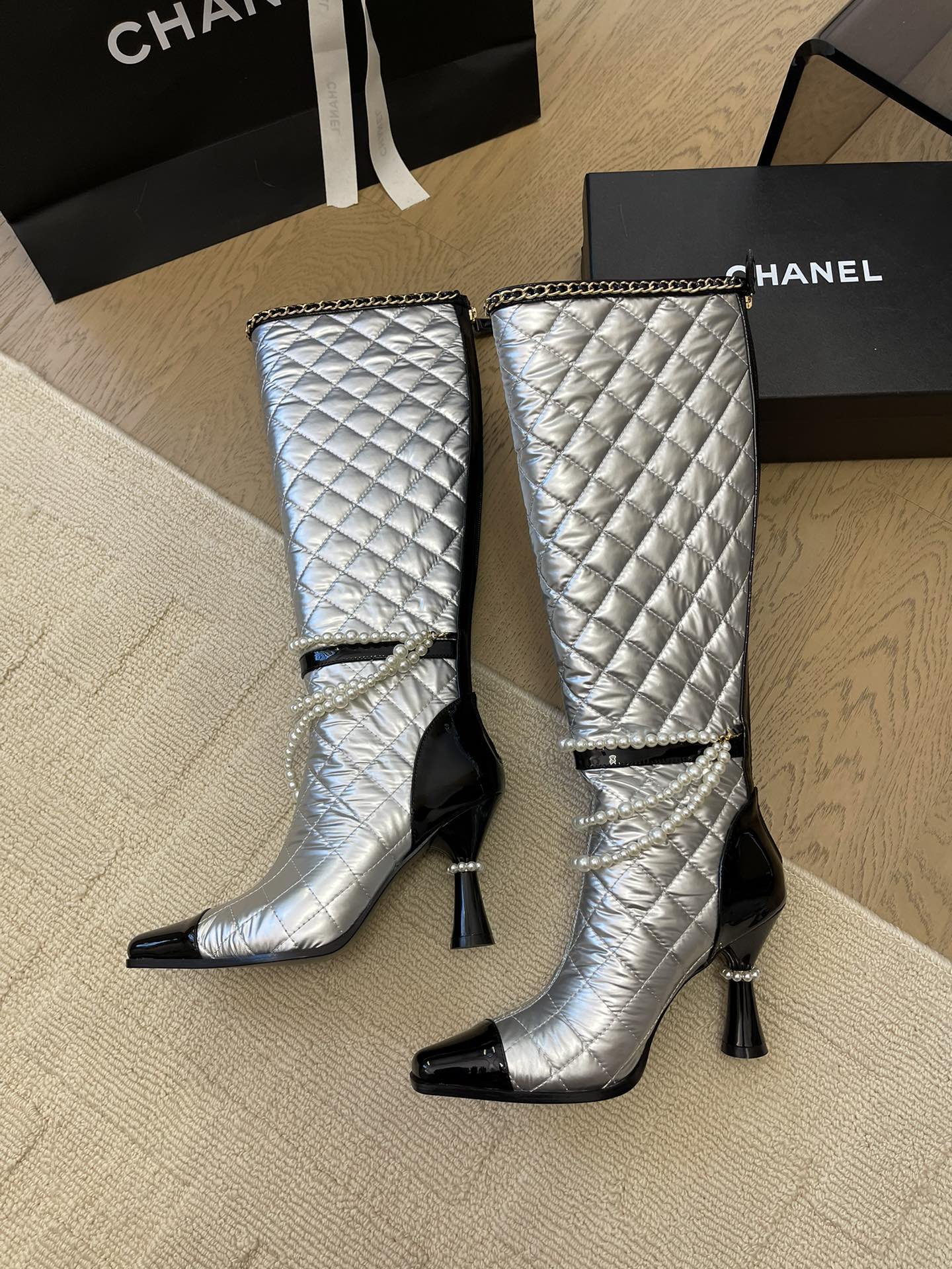 CHANEL KNEE HIGH BOOTS 8 CM IN SILVER MIX BLACK CALFSKIN WITH PEARL CHAIN