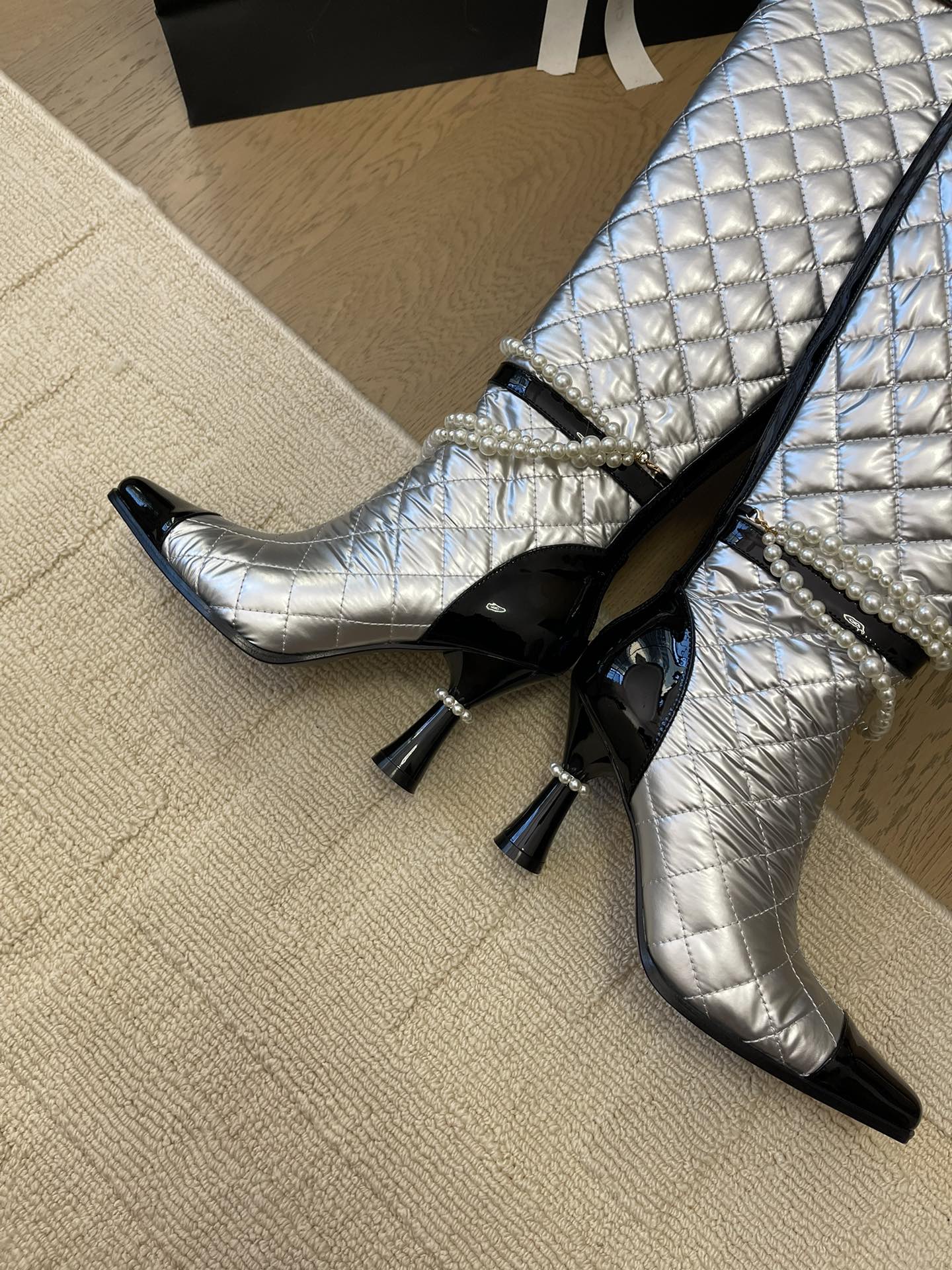 CHANEL KNEE HIGH BOOTS 8 CM IN SILVER MIX BLACK CALFSKIN WITH PEARL CHAIN