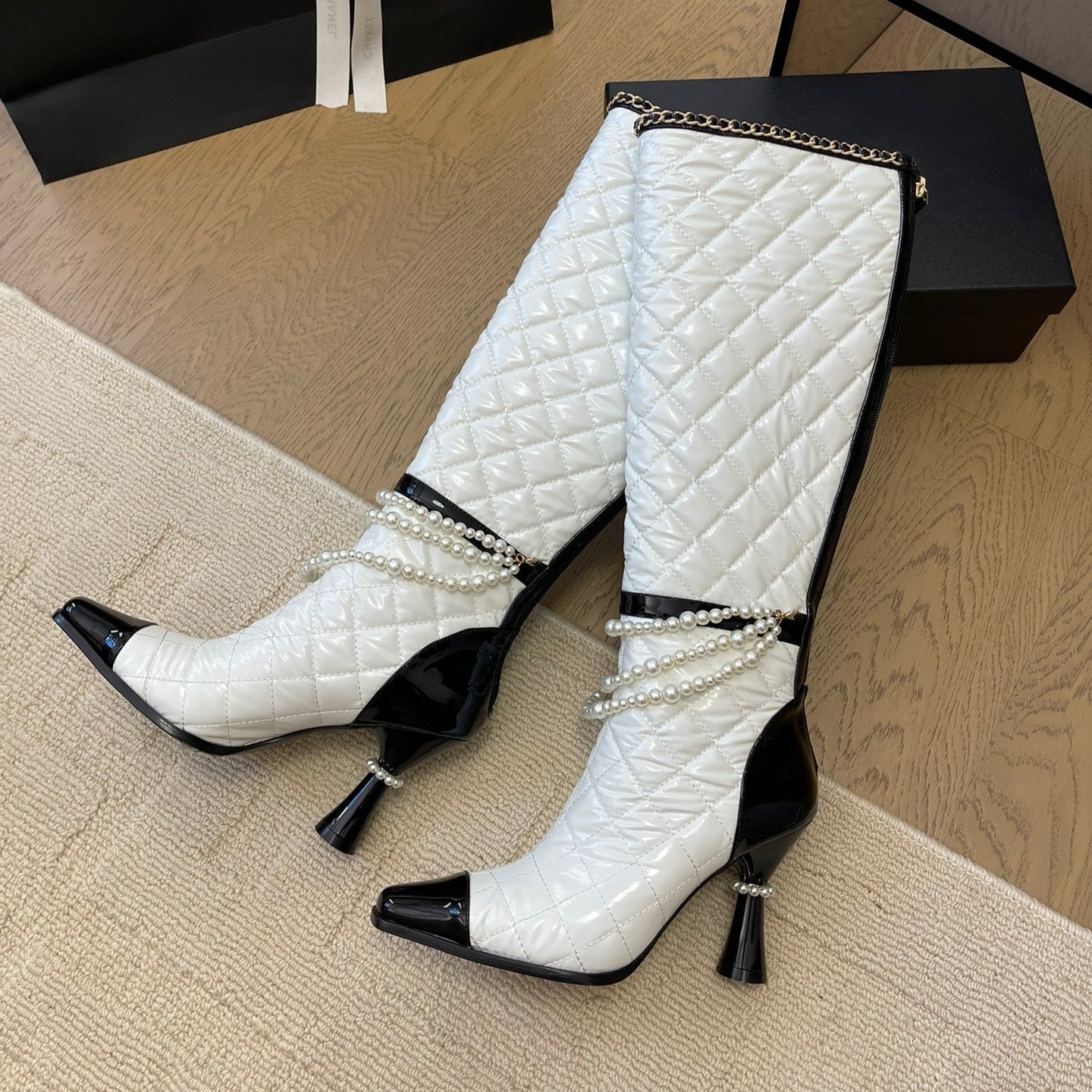 CHANEL KNEE HIGH BOOTS 8 CM IN WHITE MIX BLACK CALFSKIN WITH PEARL CHAIN