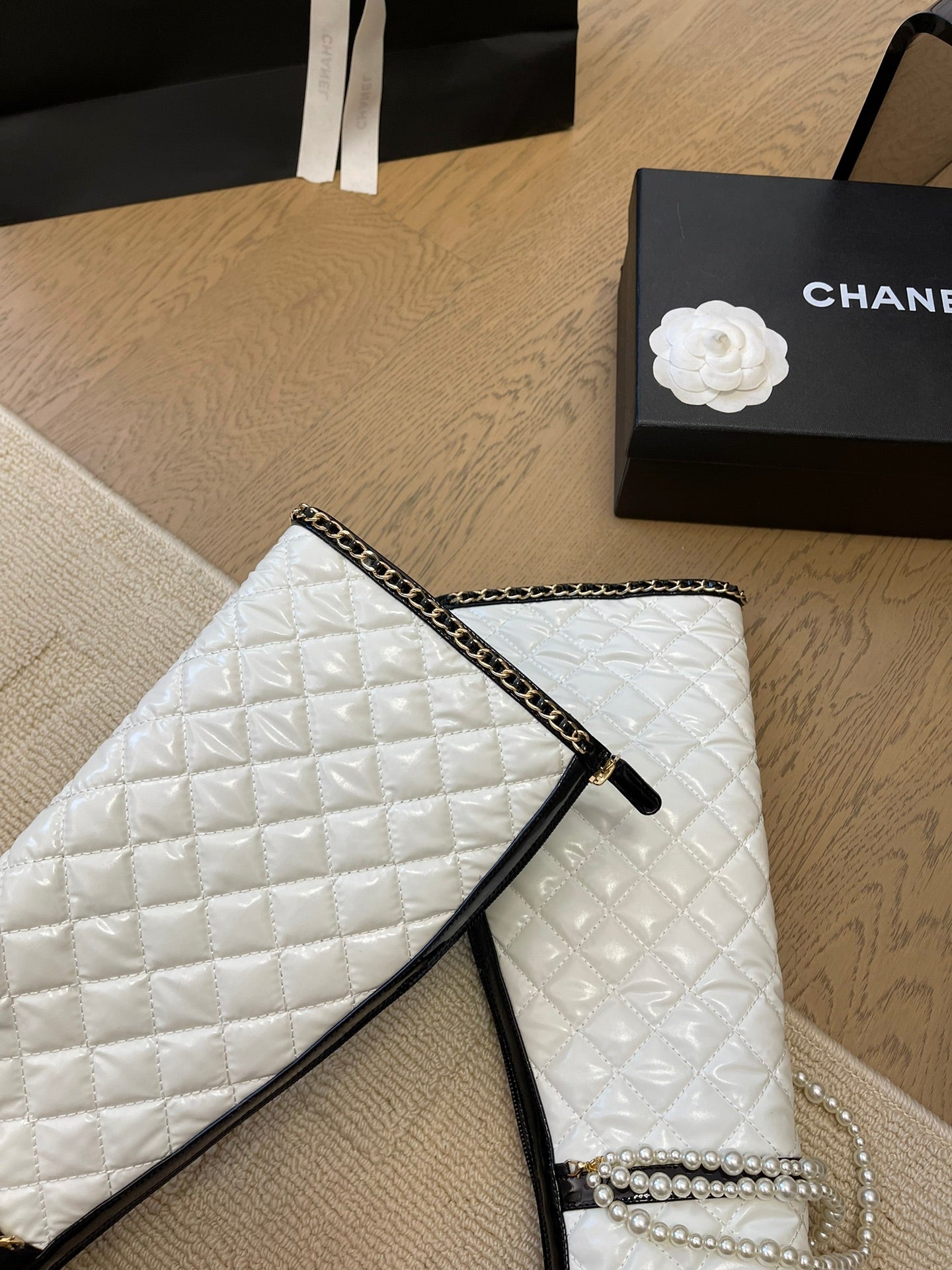 CHANEL KNEE HIGH BOOTS 8 CM IN WHITE MIX BLACK CALFSKIN WITH PEARL CHAIN