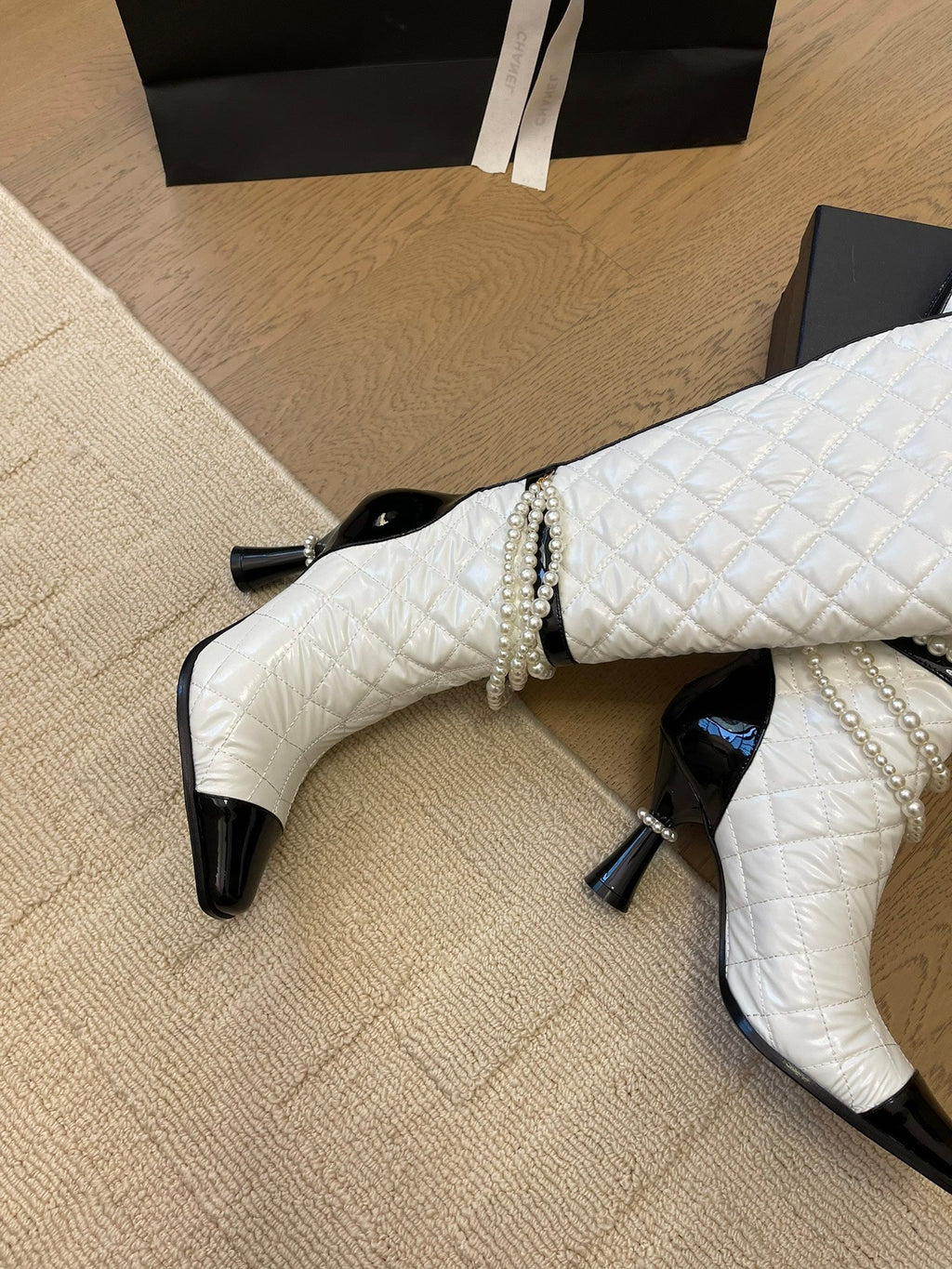 CHANEL KNEE HIGH BOOTS 8 CM IN WHITE MIX BLACK CALFSKIN WITH PEARL CHAIN