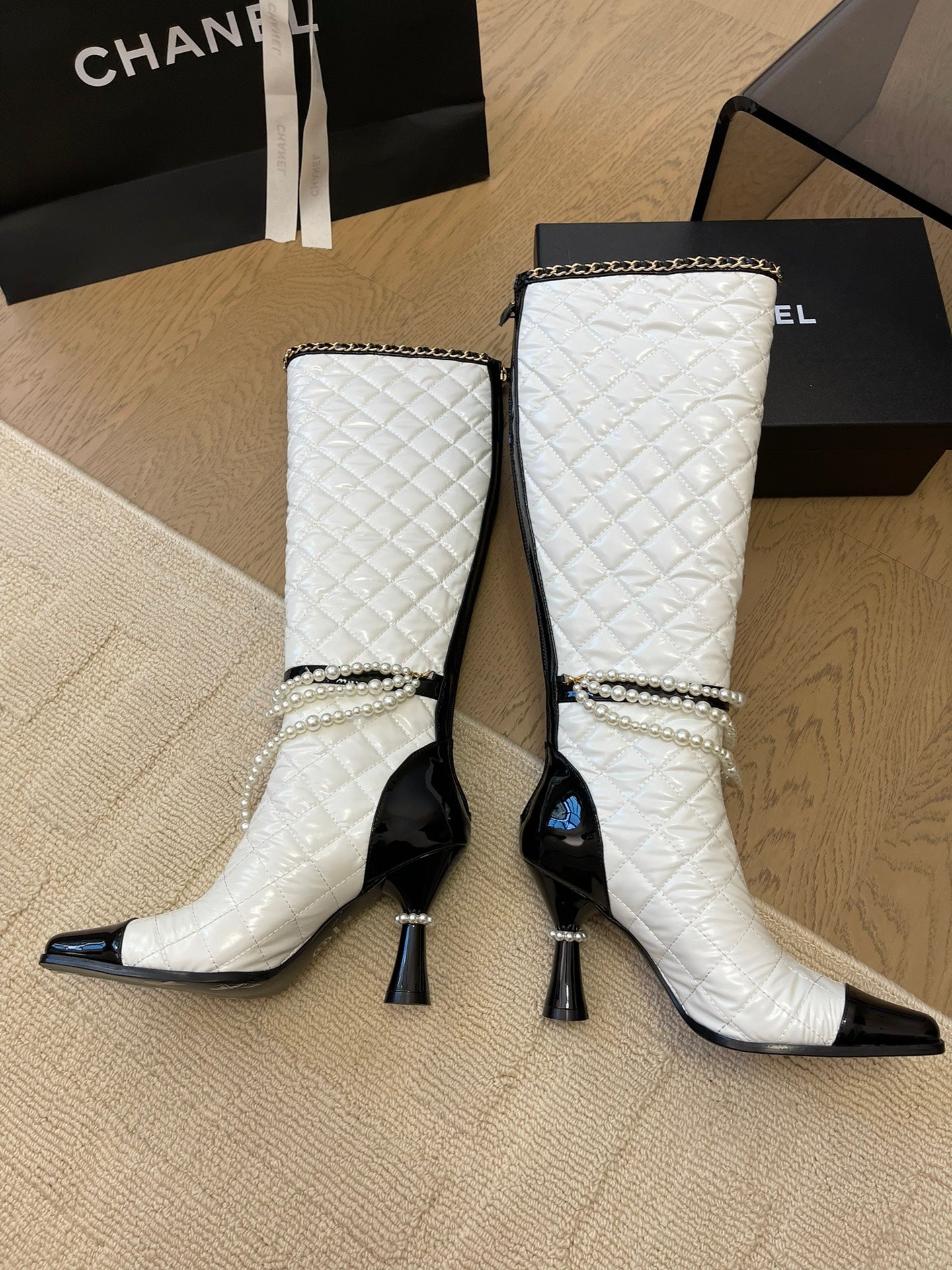 CHANEL KNEE HIGH BOOTS 8 CM IN WHITE MIX BLACK CALFSKIN WITH PEARL CHAIN