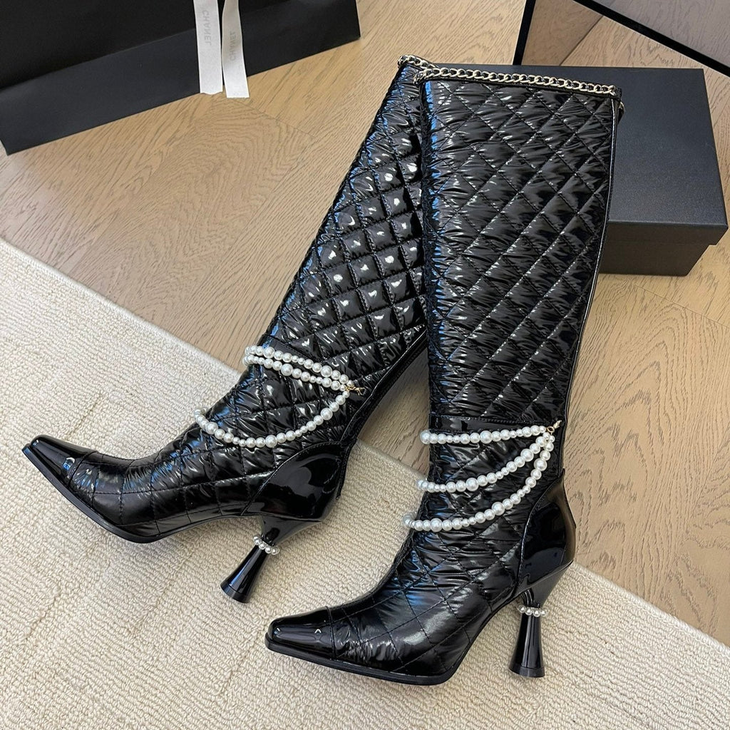 CHANEL KNEE HIGH BOOTS 8 CM IN BLACK CALFSKIN WITH PEARL CHAIN