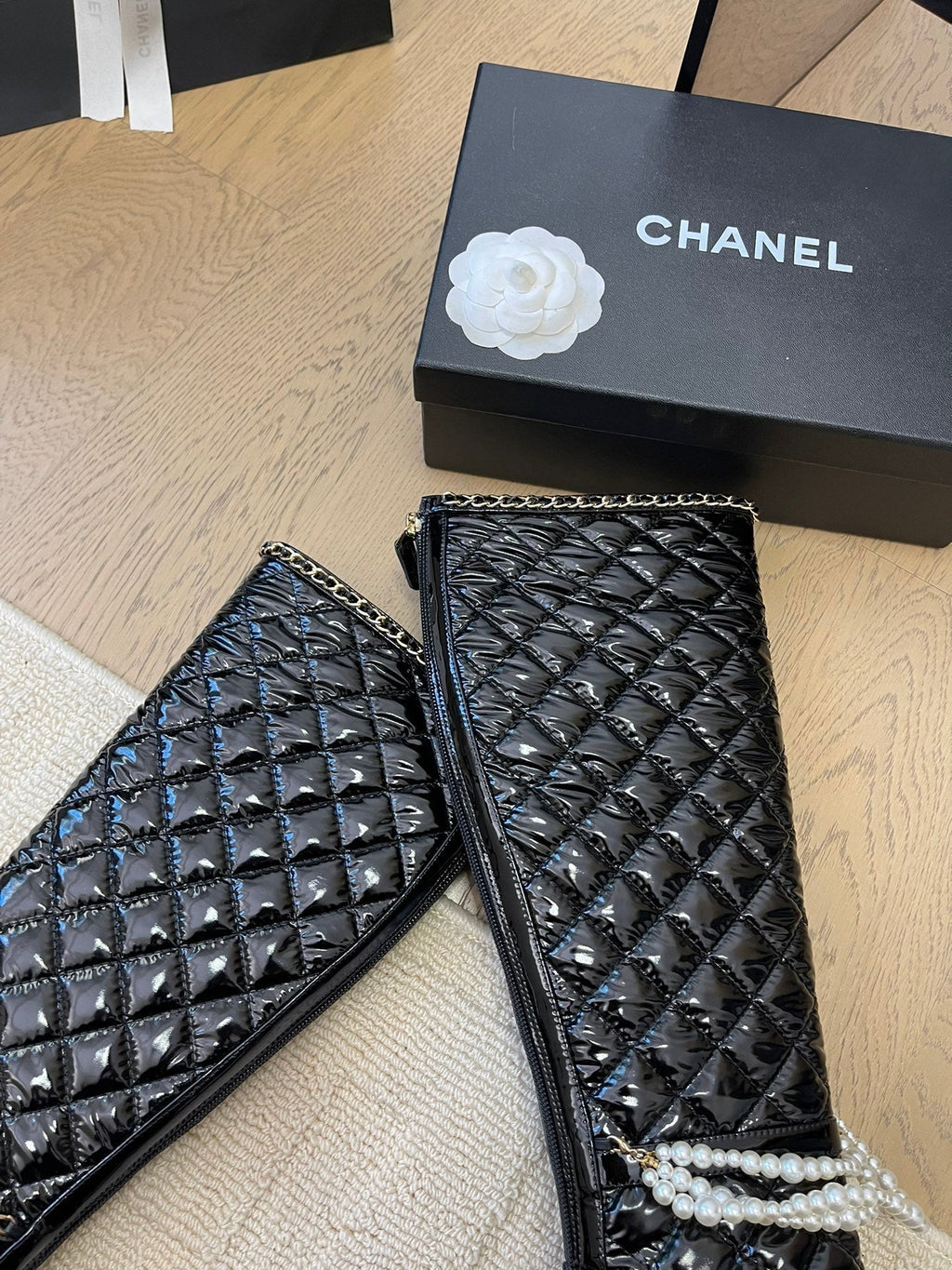 CHANEL KNEE HIGH BOOTS 8 CM IN BLACK CALFSKIN WITH PEARL CHAIN
