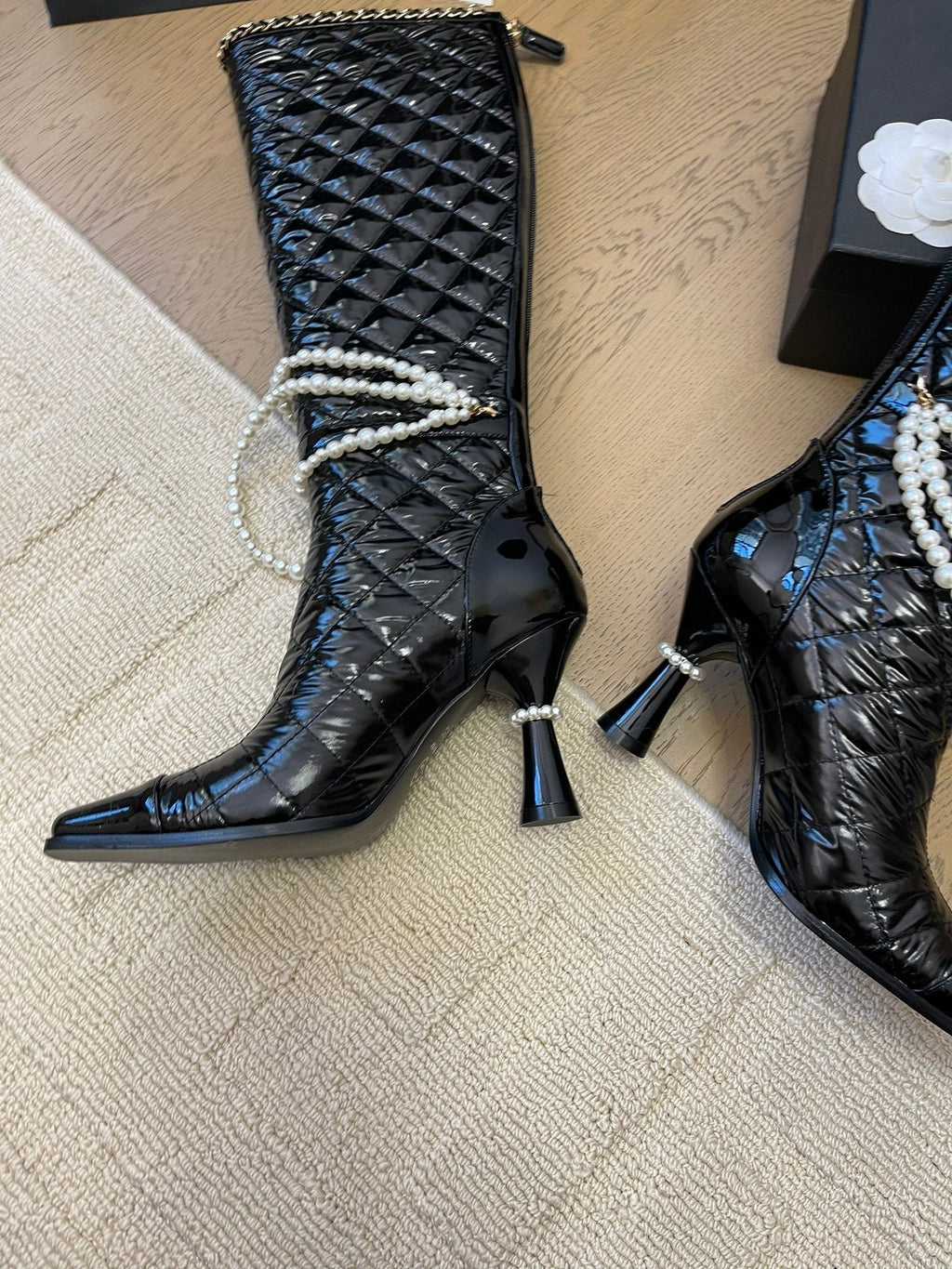 CHANEL KNEE HIGH BOOTS 8 CM IN BLACK CALFSKIN WITH PEARL CHAIN