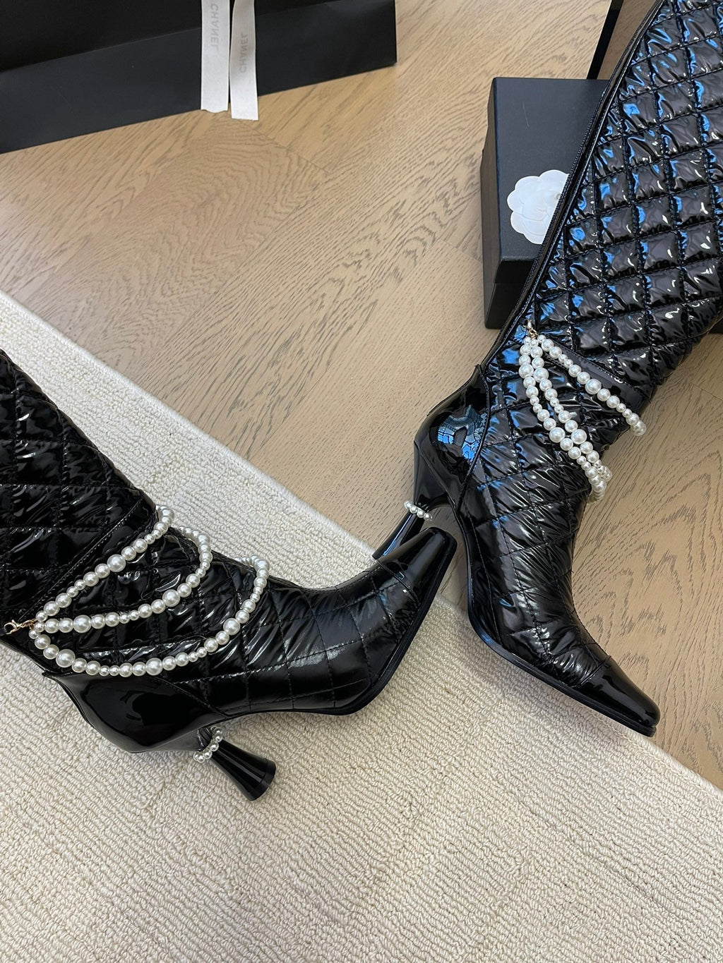 CHANEL KNEE HIGH BOOTS 8 CM IN BLACK CALFSKIN WITH PEARL CHAIN