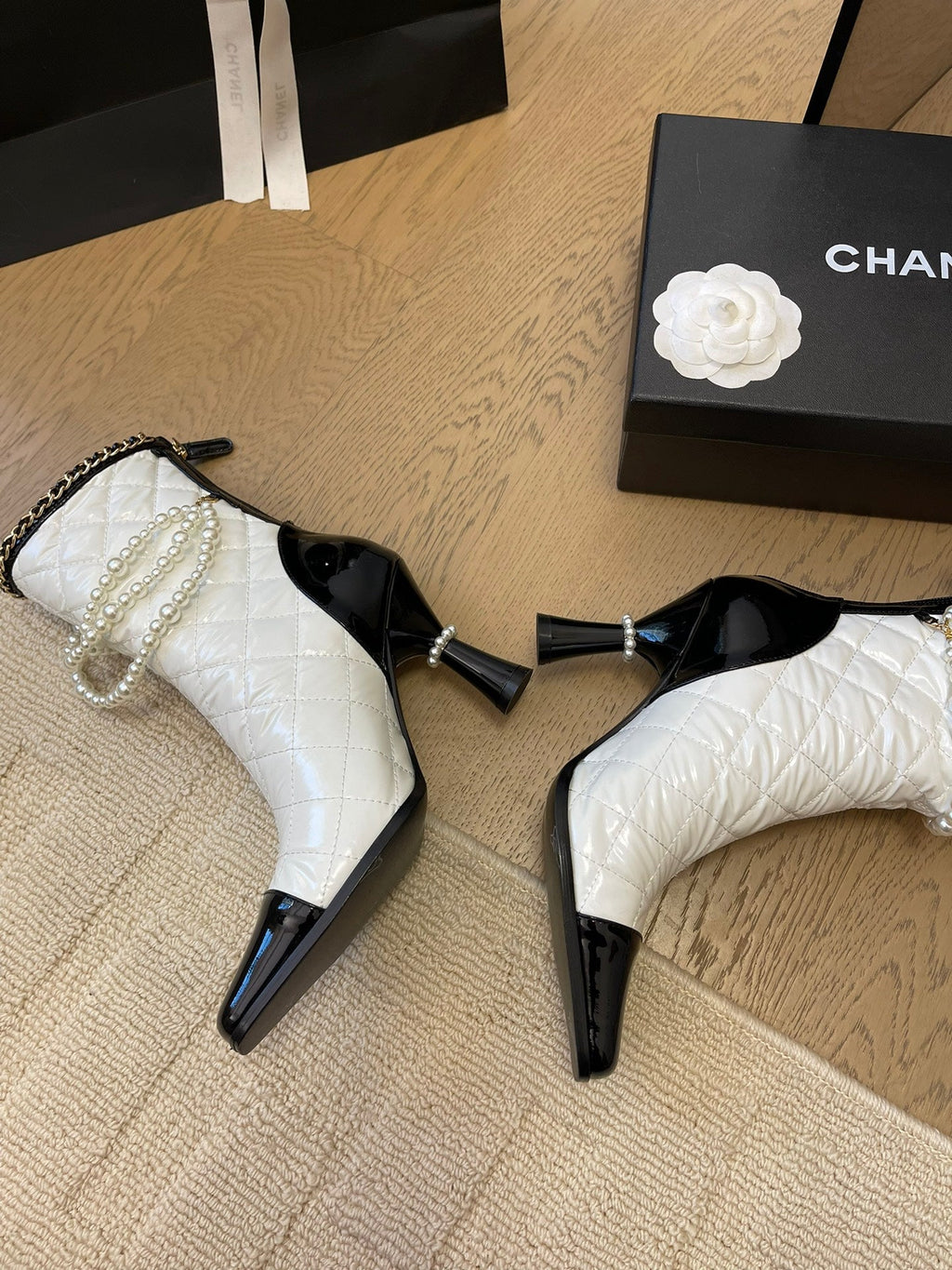 CHANEL HIGH HEELS 8CM BOOTS IN WHITE MIX BLACK CALFSKIN WITH PEARL CHAIN
