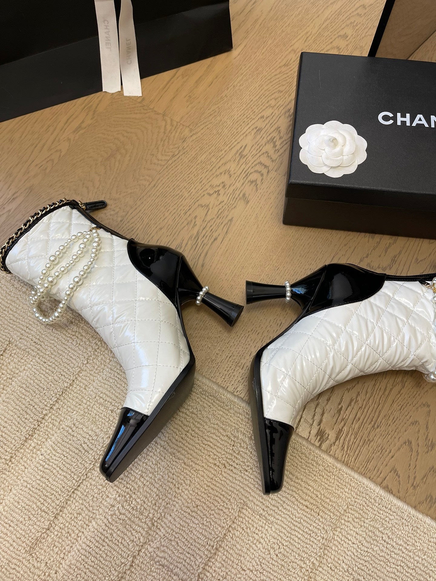 CHANEL HIGH HEELS 8CM BOOTS IN WHITE MIX BLACK CALFSKIN WITH PEARL CHAIN