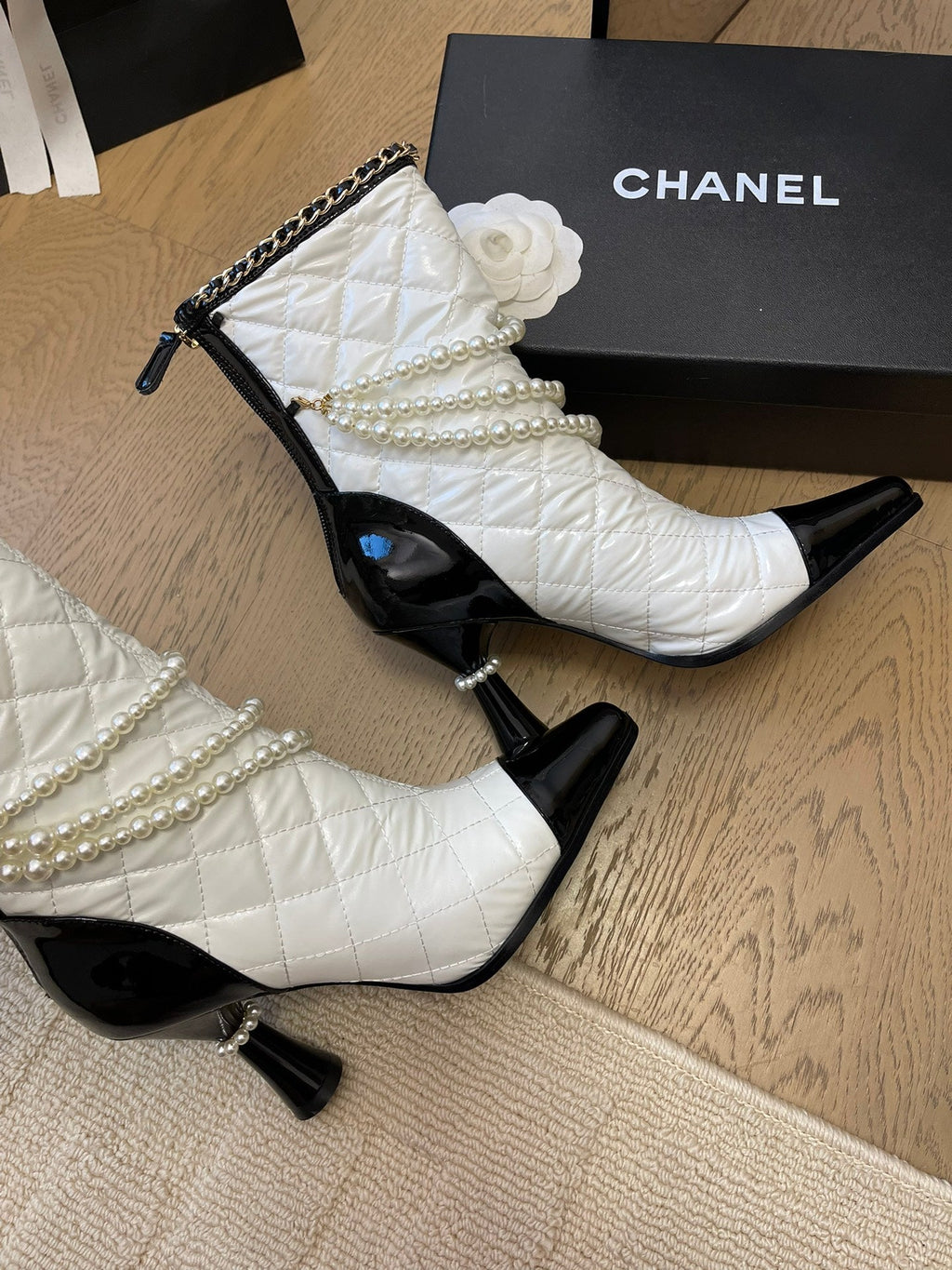 CHANEL HIGH HEELS 8CM BOOTS IN WHITE MIX BLACK CALFSKIN WITH PEARL CHAIN