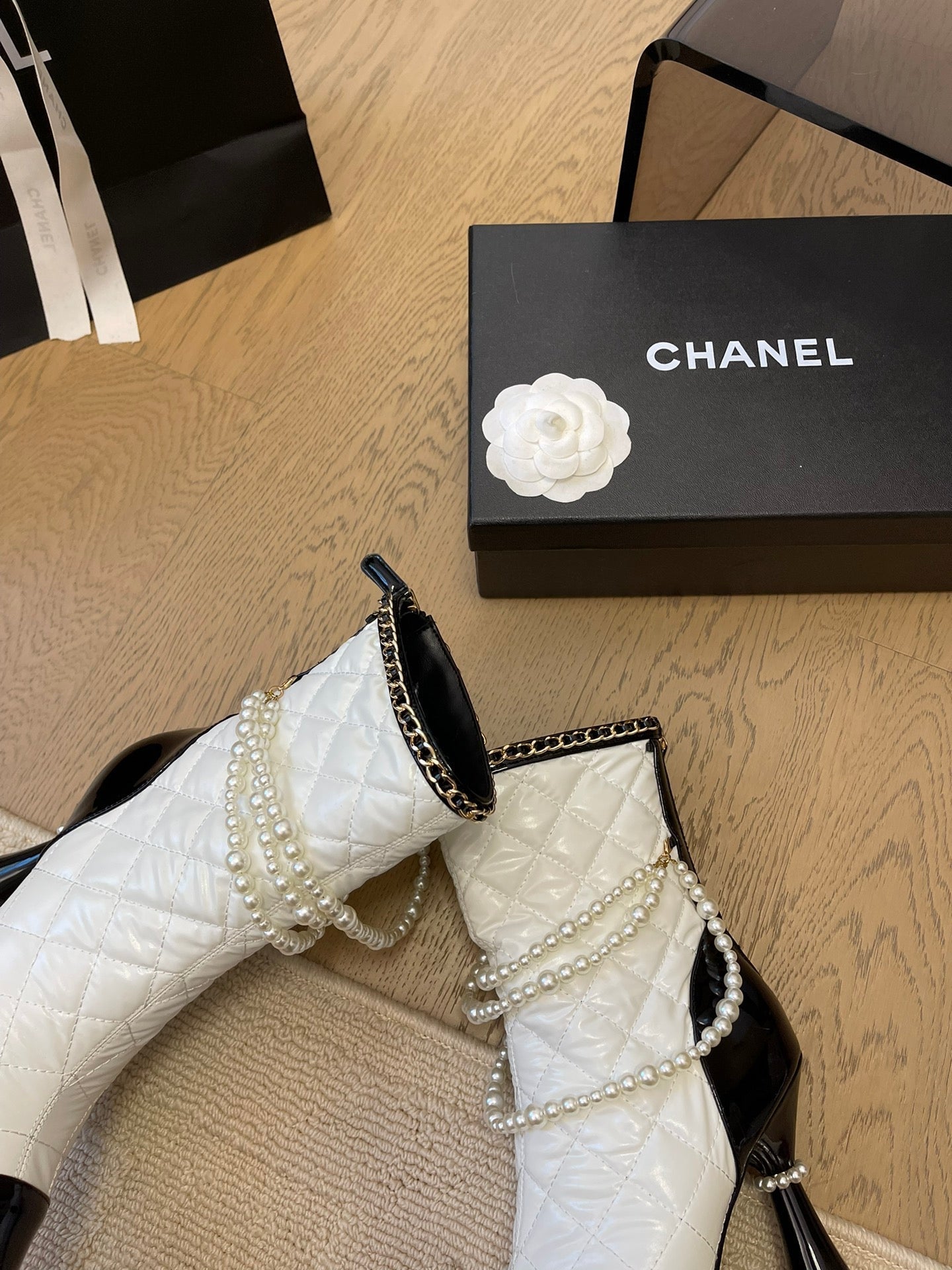 CHANEL HIGH HEELS 8CM BOOTS IN WHITE MIX BLACK CALFSKIN WITH PEARL CHAIN