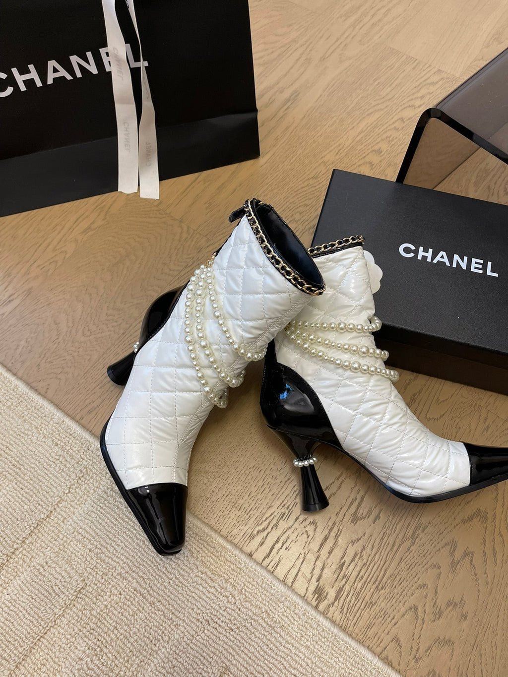 CHANEL HIGH HEELS 8CM BOOTS IN WHITE MIX BLACK CALFSKIN WITH PEARL CHAIN