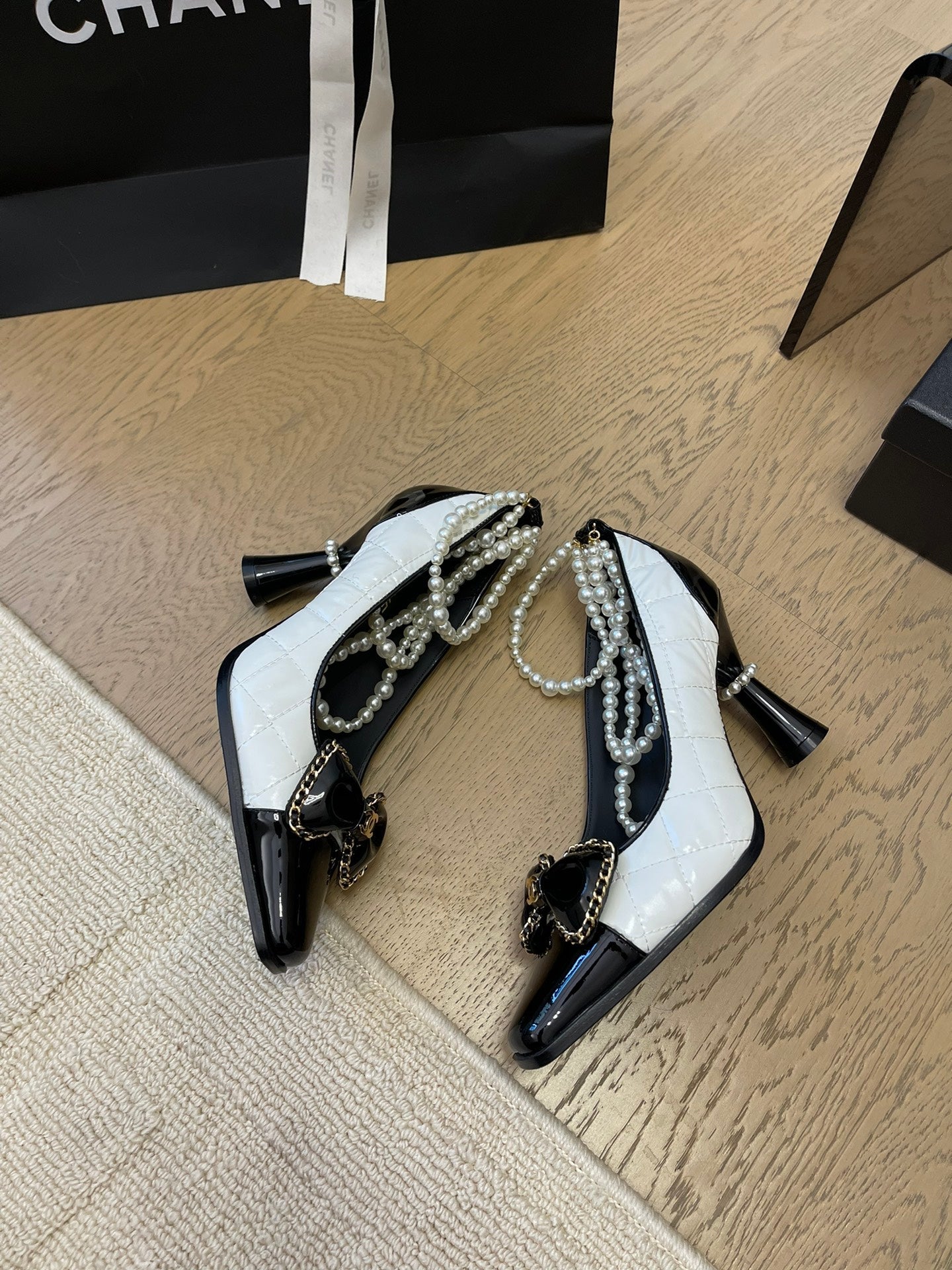 CHANEL HIGH HEEL 8 CM IN WHITE MIX BLACK CALFSKIN WITH PEARL CHAIN