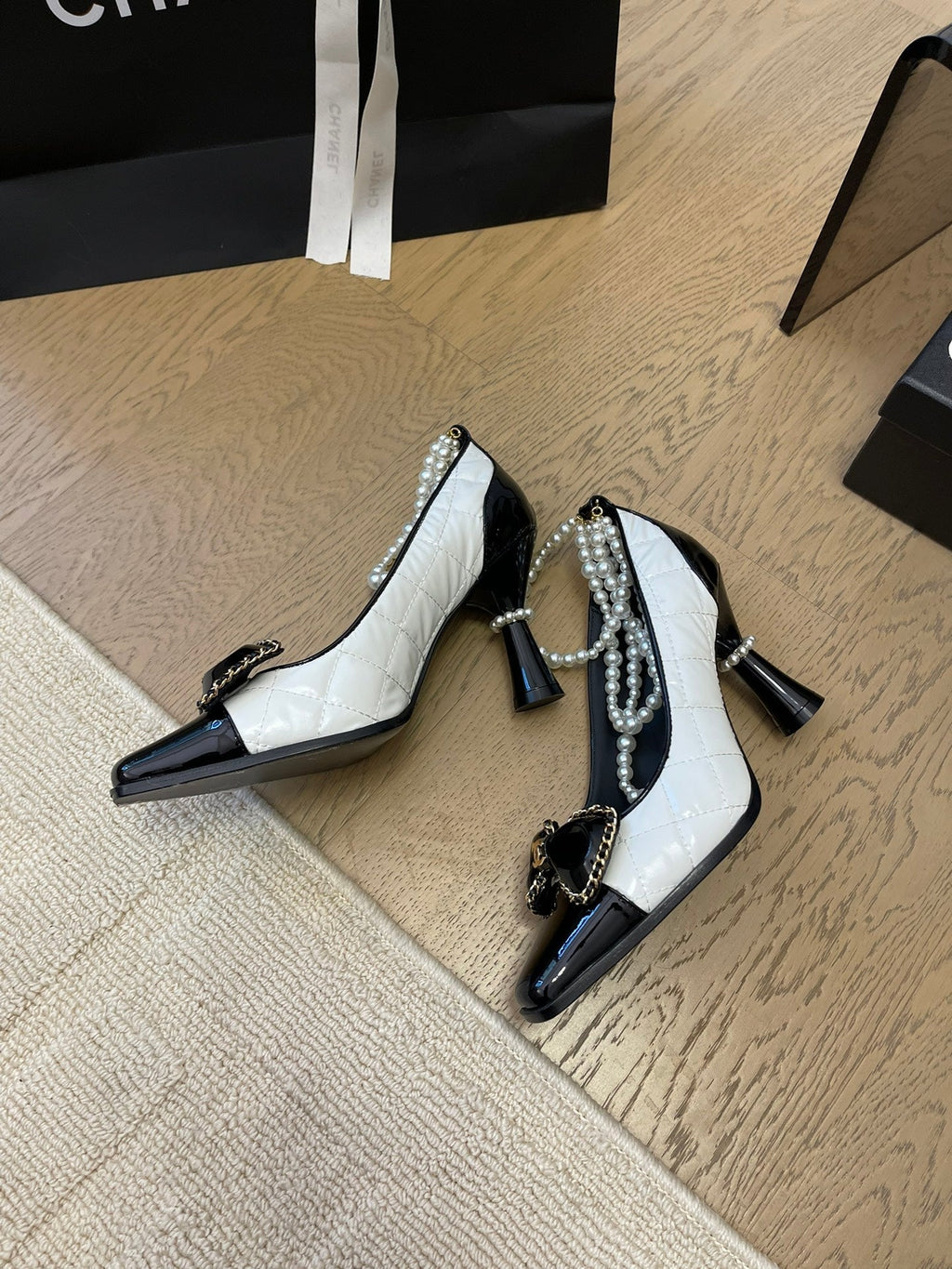 CHANEL HIGH HEEL 8 CM IN WHITE MIX BLACK CALFSKIN WITH PEARL CHAIN