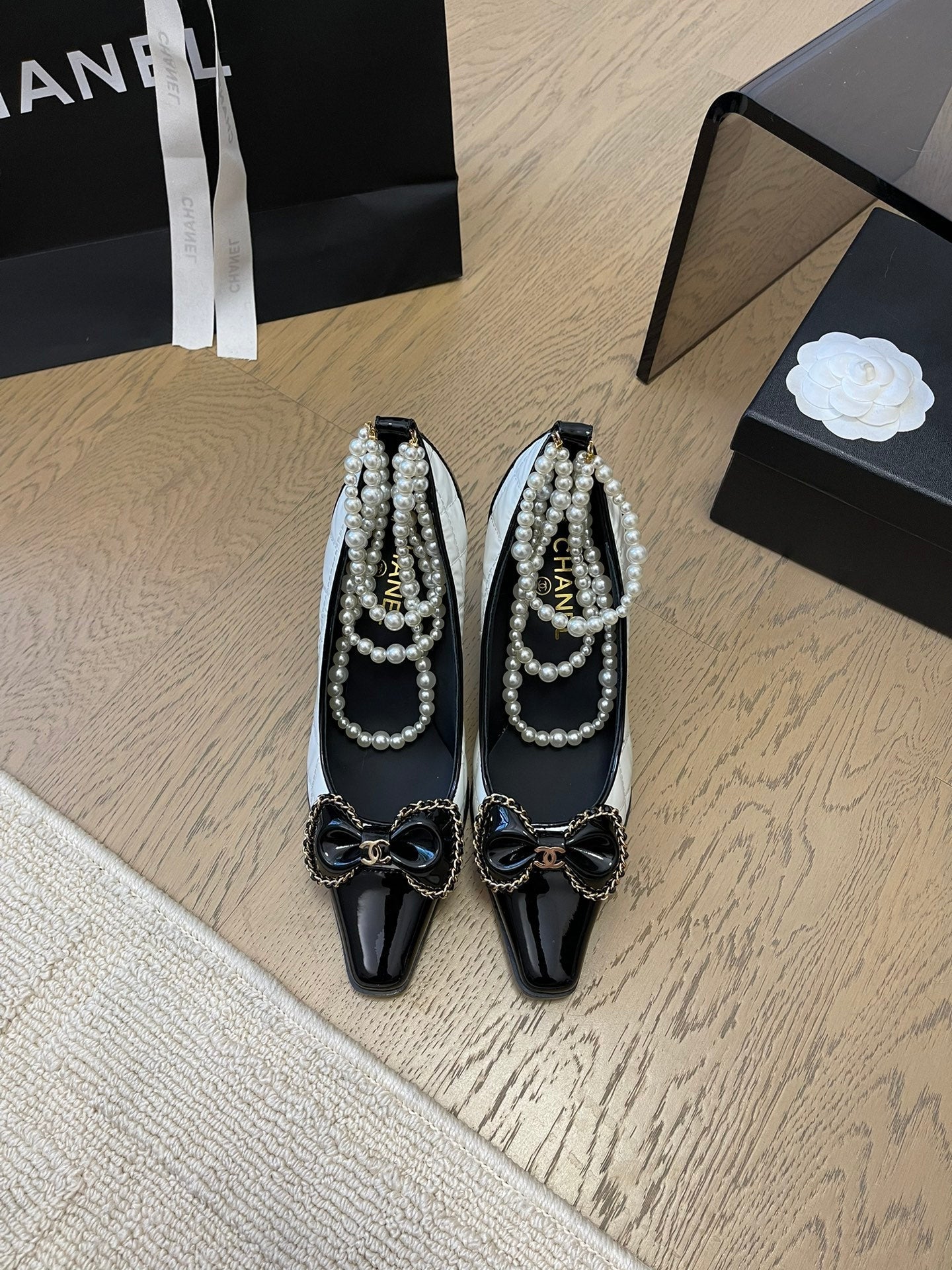 CHANEL HIGH HEEL 8 CM IN WHITE MIX BLACK CALFSKIN WITH PEARL CHAIN