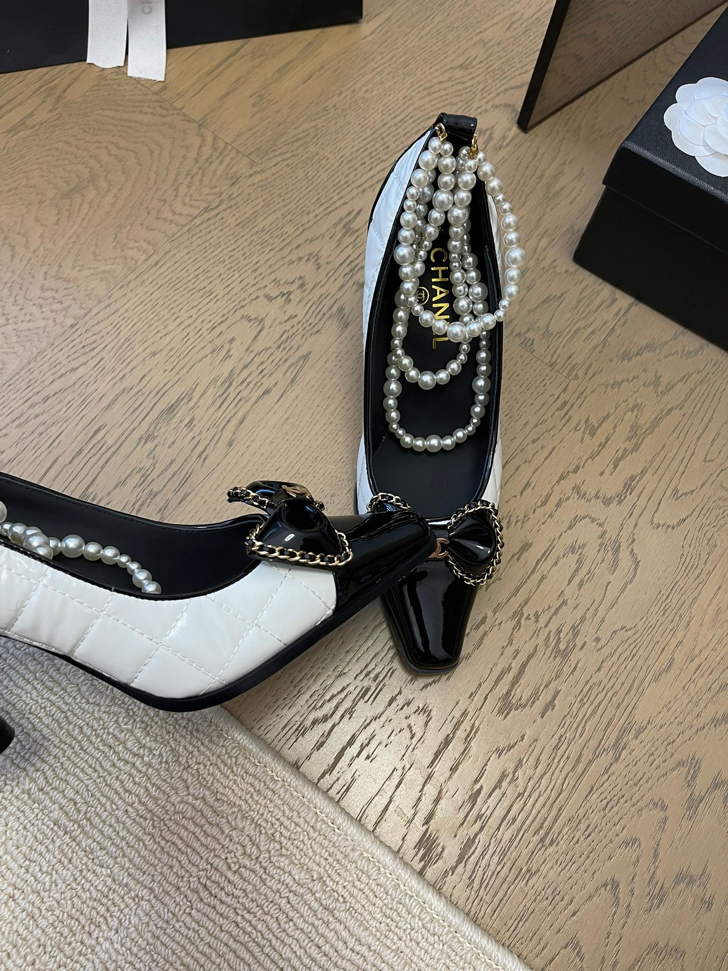 CHANEL HIGH HEEL 8 CM IN WHITE MIX BLACK CALFSKIN WITH PEARL CHAIN