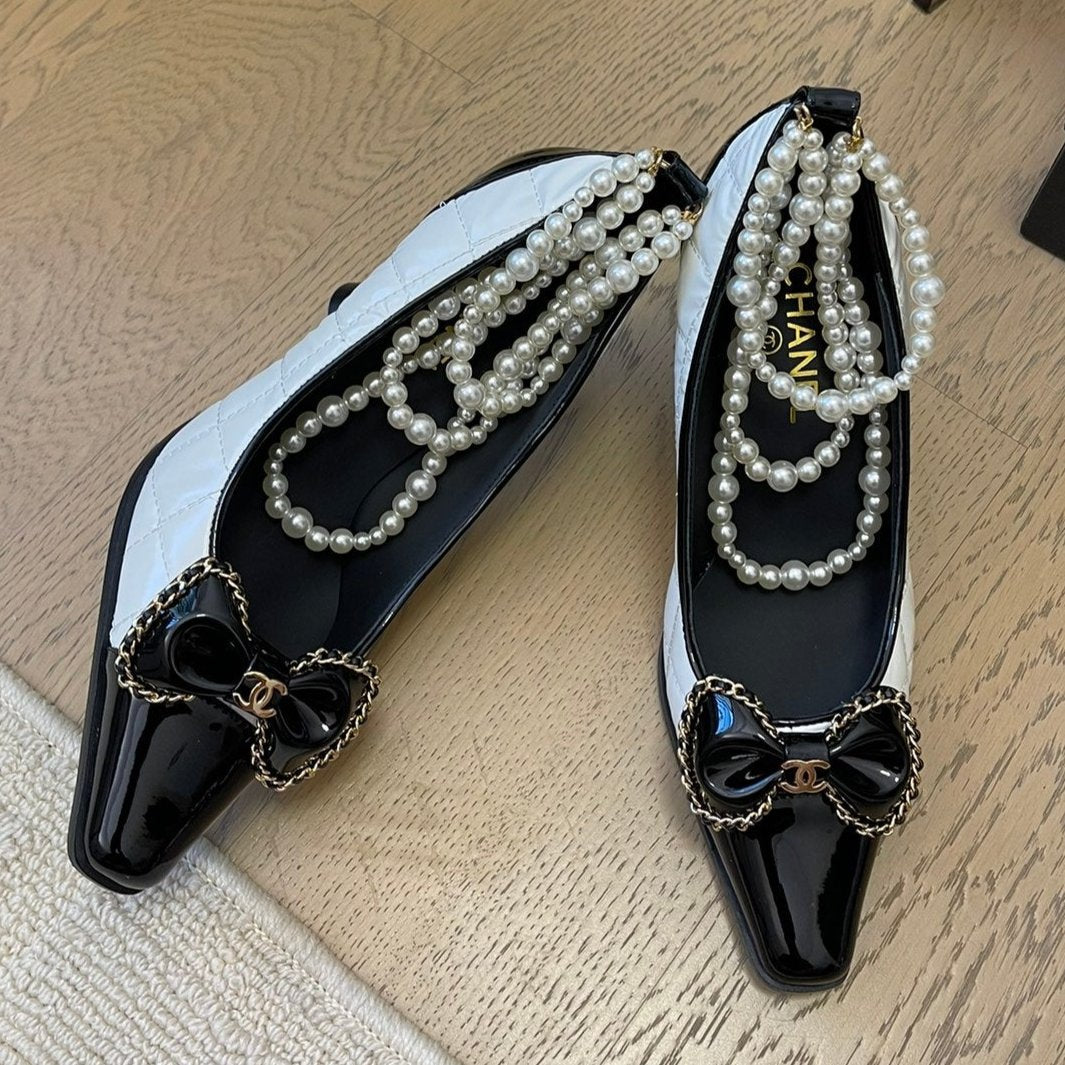 CHANEL HIGH HEEL 8 CM IN WHITE MIX BLACK CALFSKIN WITH PEARL CHAIN
