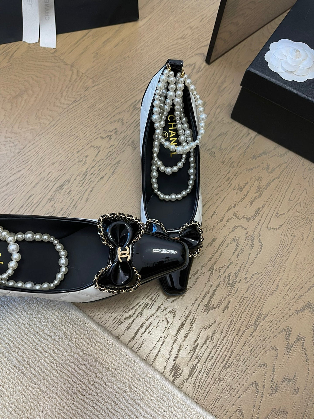CHANEL HIGH HEEL 8 CM IN WHITE MIX BLACK CALFSKIN WITH PEARL CHAIN