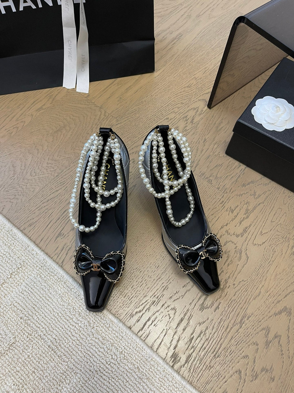 CHANEL HIGH HEEL 8 CM IN SILVER MIX BLACK CALFSKIN WITH PEARL CHAIN
