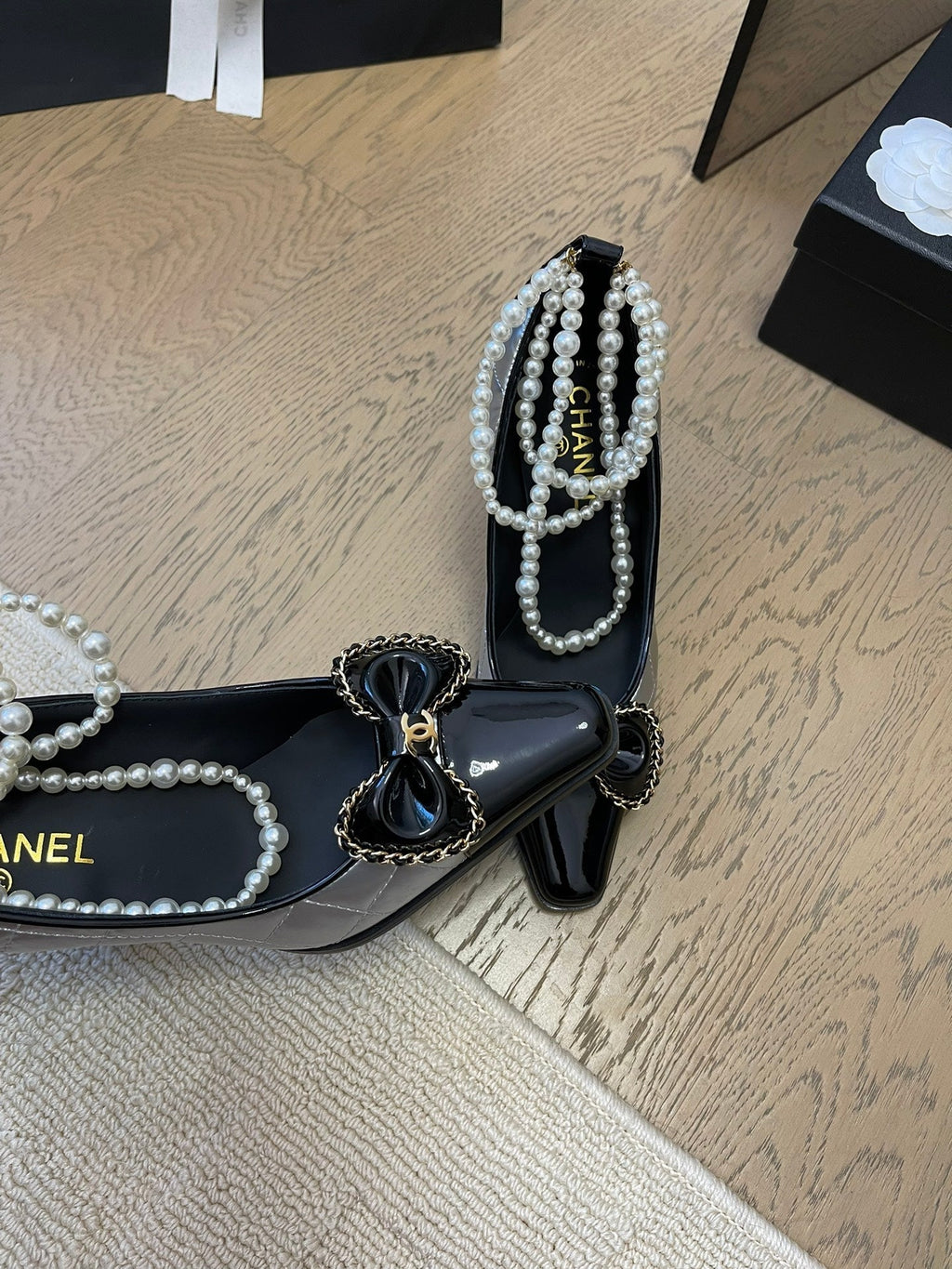 CHANEL HIGH HEEL 8 CM IN SILVER MIX BLACK CALFSKIN WITH PEARL CHAIN