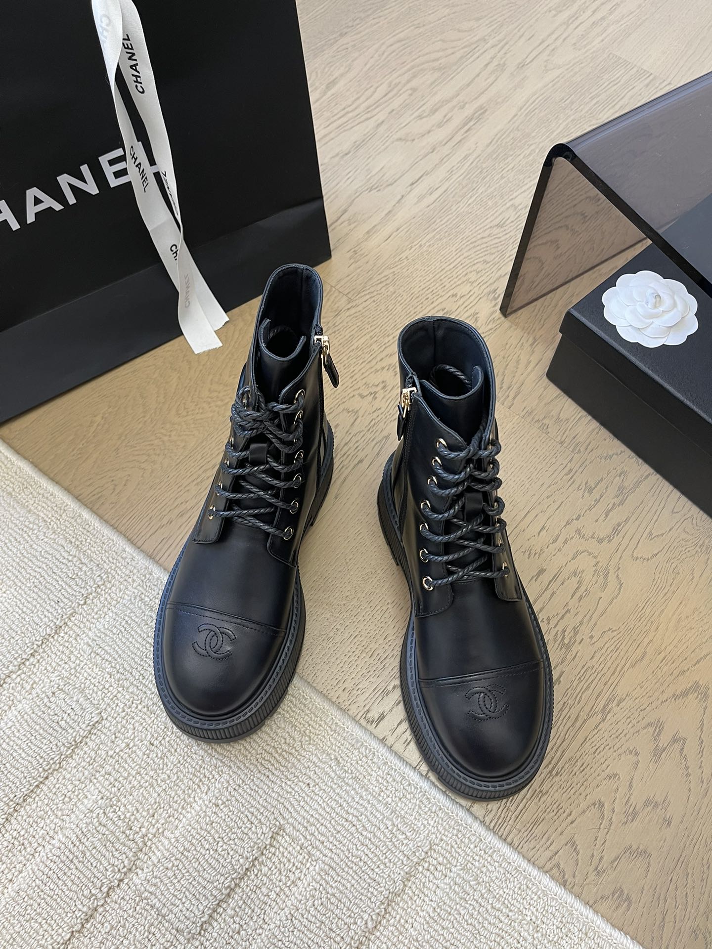 CHANEL ANKLE BOOTS IN BLACK CALFSKIN 963004