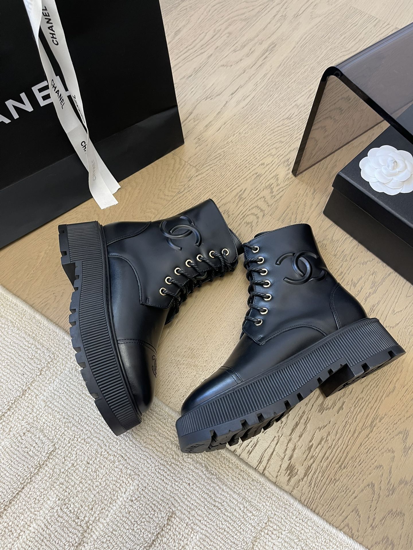 CHANEL ANKLE BOOTS IN BLACK CALFSKIN 963004