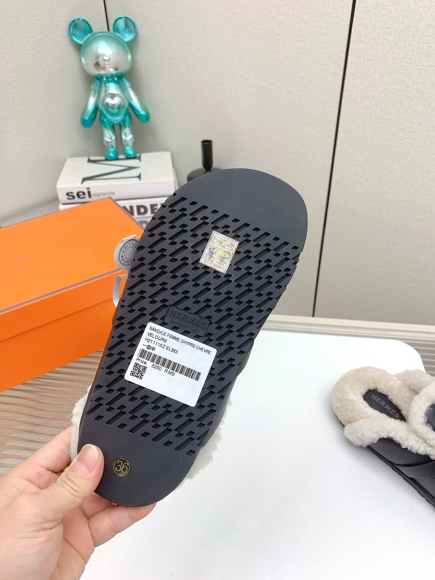 HERMES SLIP-ON MULE IN BLACK CALFSKIN AND SHEARLING LINING