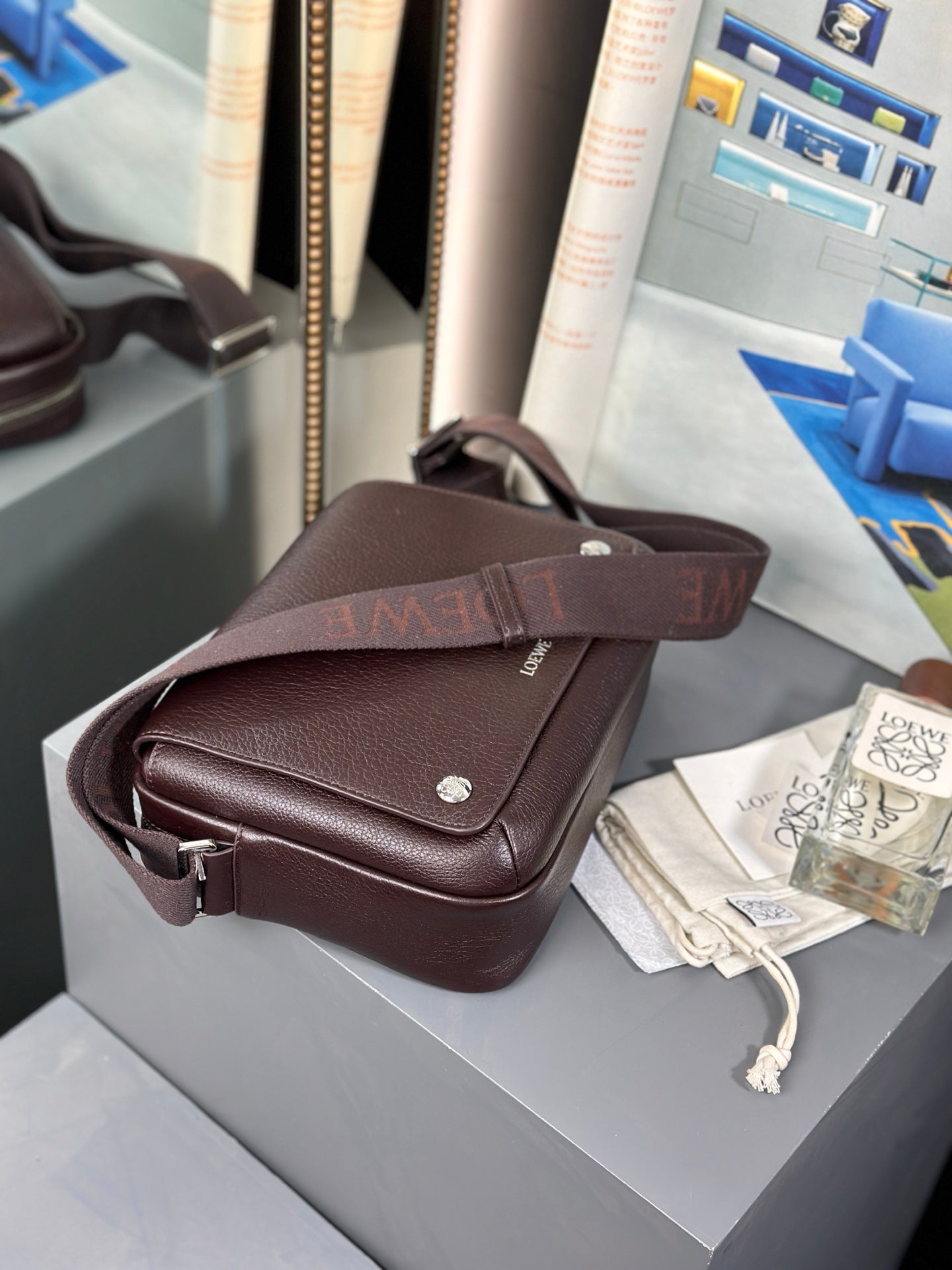 MEDIUM 23 PEBBLE MESSENGER BAG IN HICKORY BROWN SUPPLE GRAINED CALFSKIN