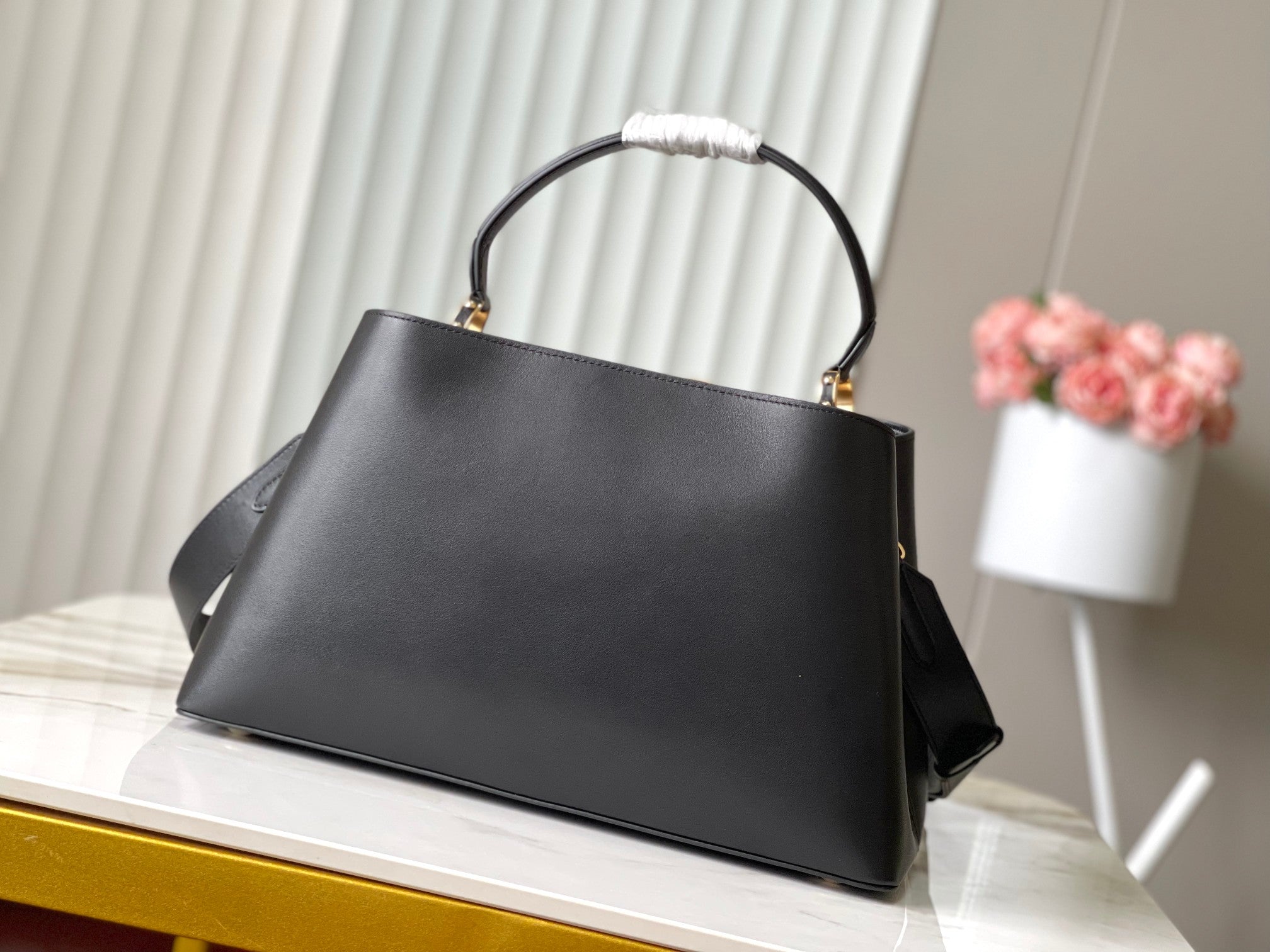 LOUIS VUITTON CAPUCINES SOUPLE GM 38 IN BLACK SMOOTH CALFSKIN GOLD HARDWARE