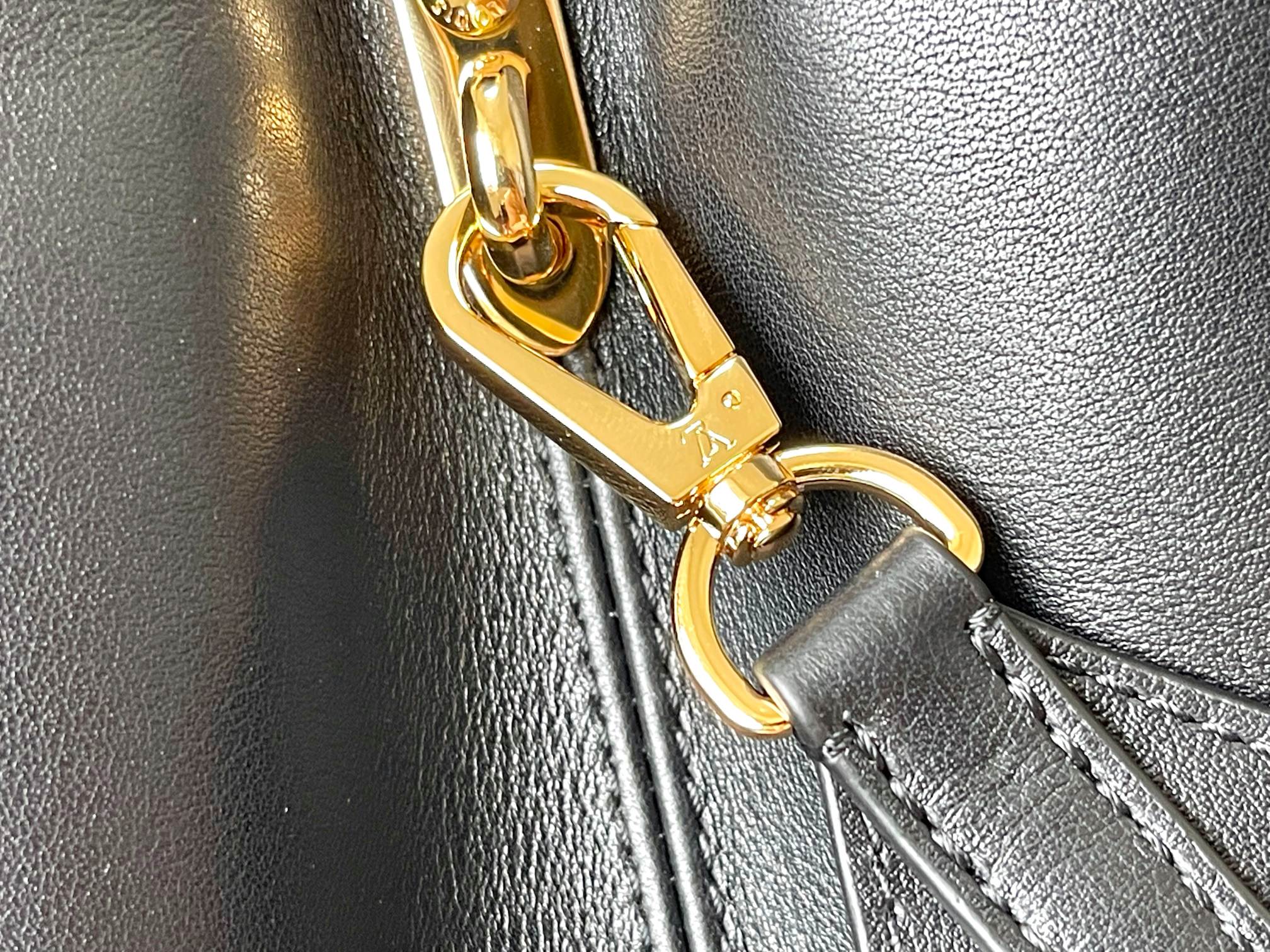 LOUIS VUITTON CAPUCINES SOUPLE GM 38 IN BLACK SMOOTH CALFSKIN GOLD HARDWARE