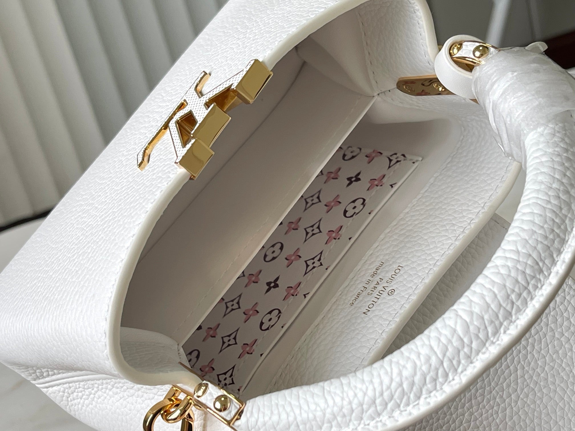 LOUIS VUITTON CAPUCINES MINI 21 IN WHITE TAURILLON GOLD HARDWARE
