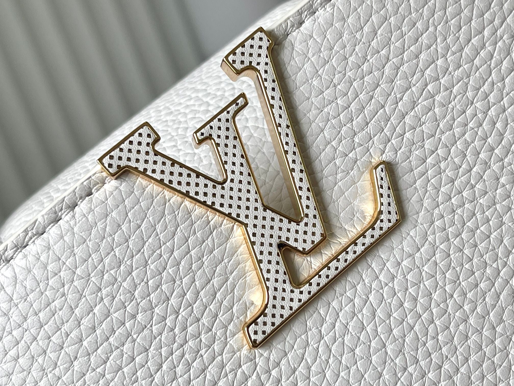 LOUIS VUITTON CAPUCINES MINI 21 IN WHITE TAURILLON GOLD HARDWARE