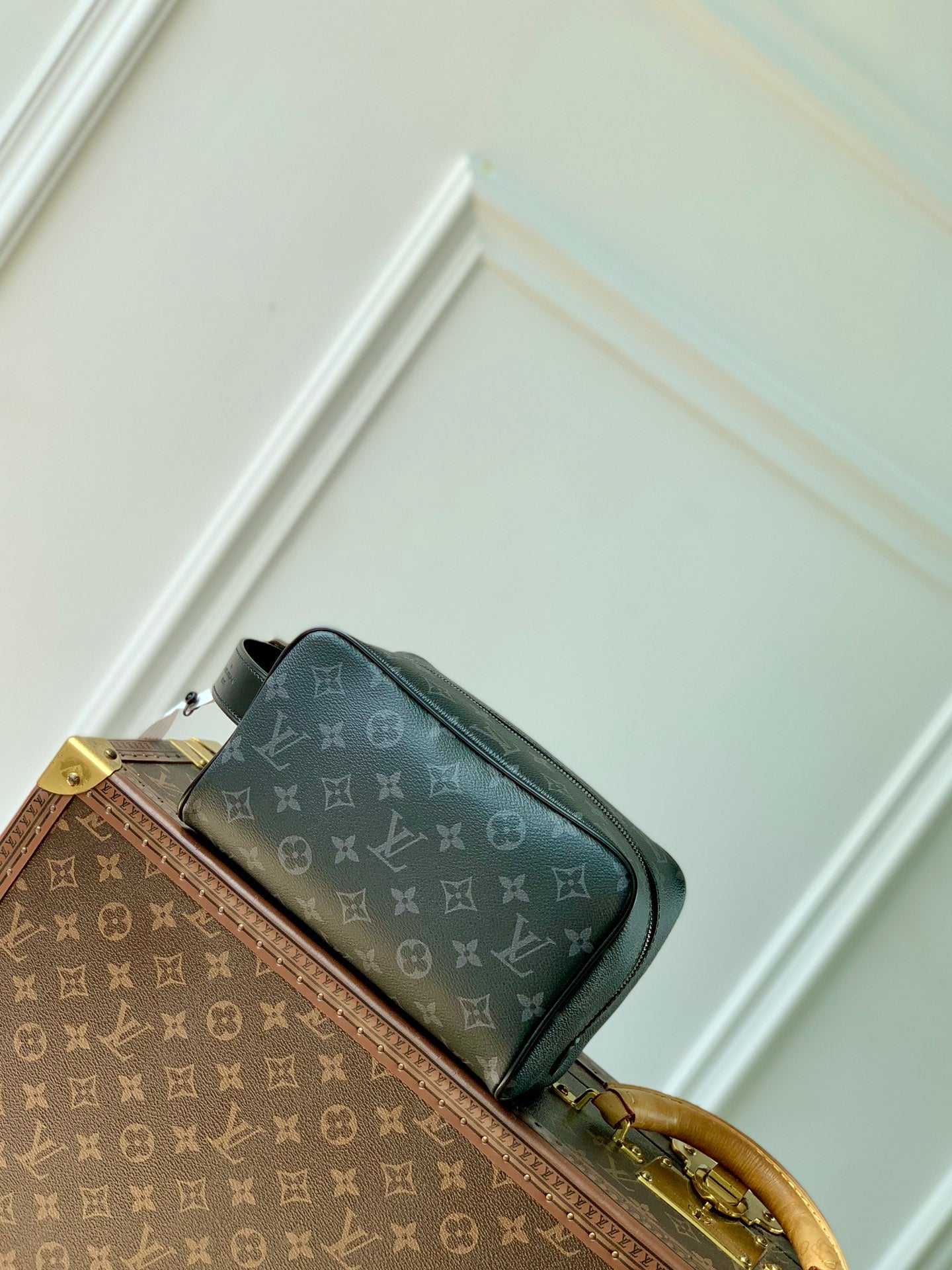 LOUIS VUITTON LOCKER DOPP KIT 23 IN BLACK MONOGRAM ECLIPSE CANVAS