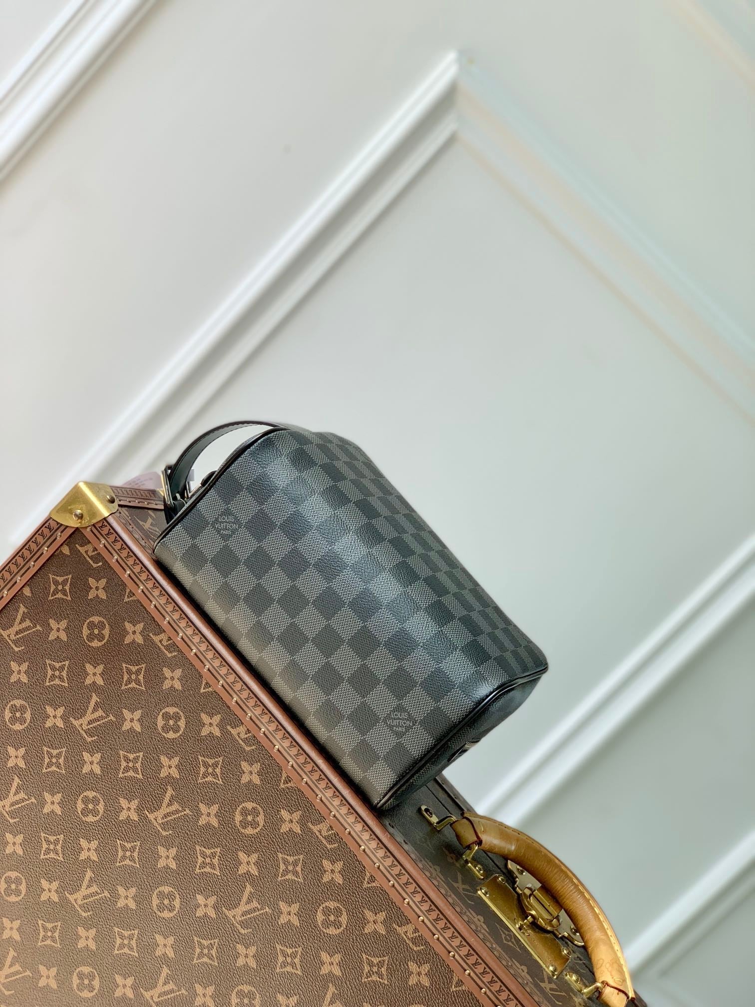 LOUIS VUITTON LOCKER DOPP KIT 23 IN GREY BLACK DAMIER GRAPHITE CANVAS