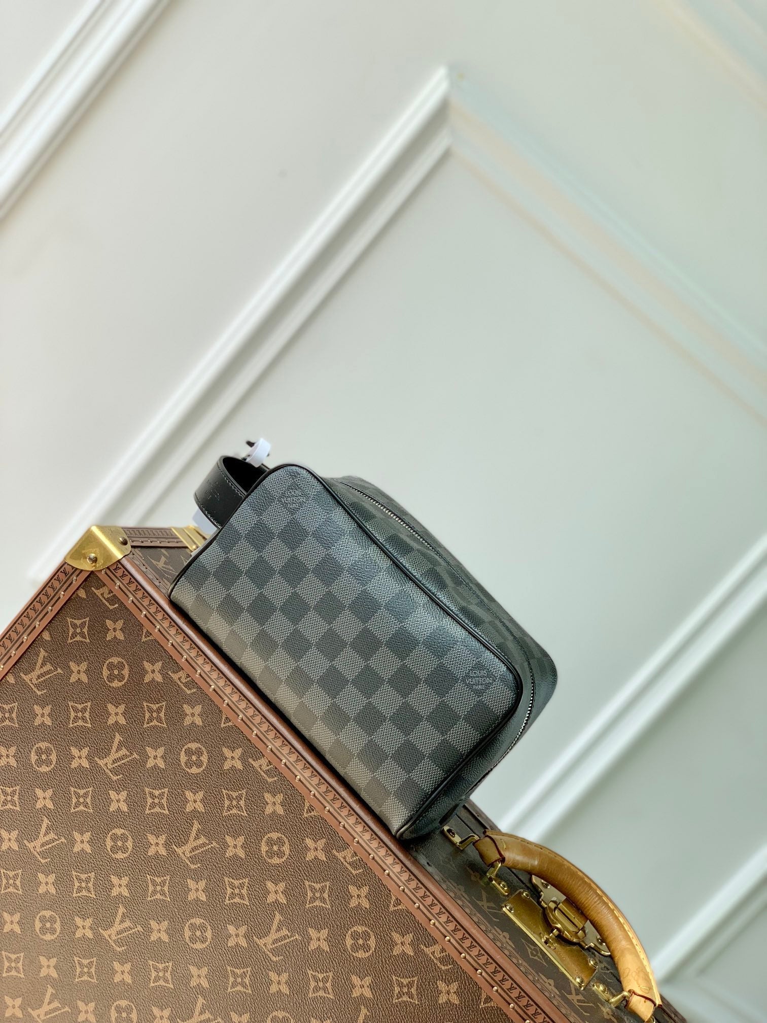 LOUIS VUITTON LOCKER DOPP KIT 23 IN GREY BLACK DAMIER GRAPHITE CANVAS