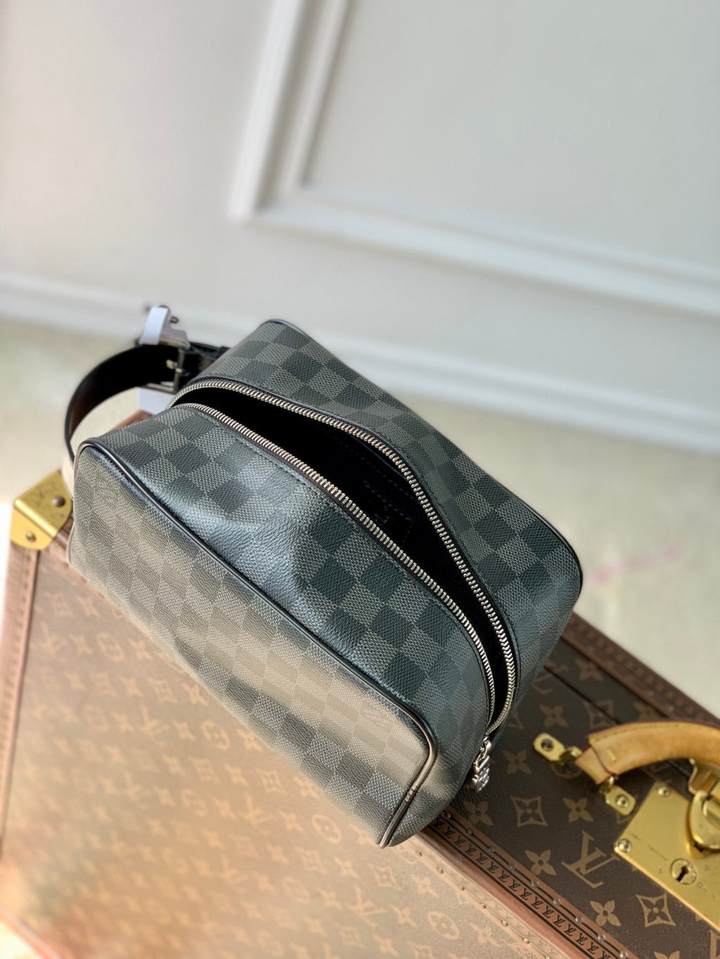 LOUIS VUITTON LOCKER DOPP KIT 23 IN GREY BLACK DAMIER GRAPHITE CANVAS